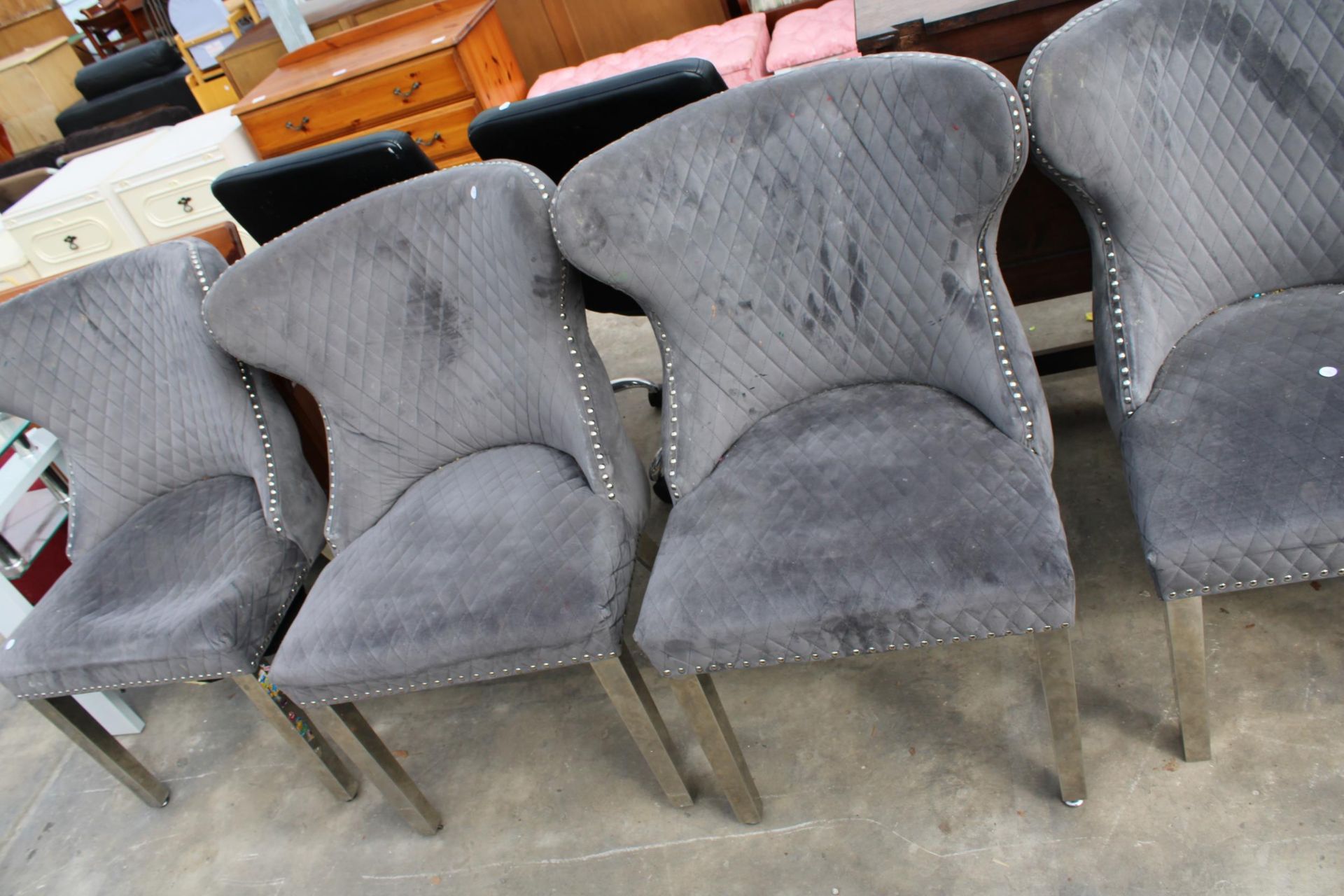 A SET OF SIX MODERN WINGED DINING CHAIRS ON POLISHED CHROME LEGS WITH LION MASK HANDLES TO BACKS - Bild 2 aus 3