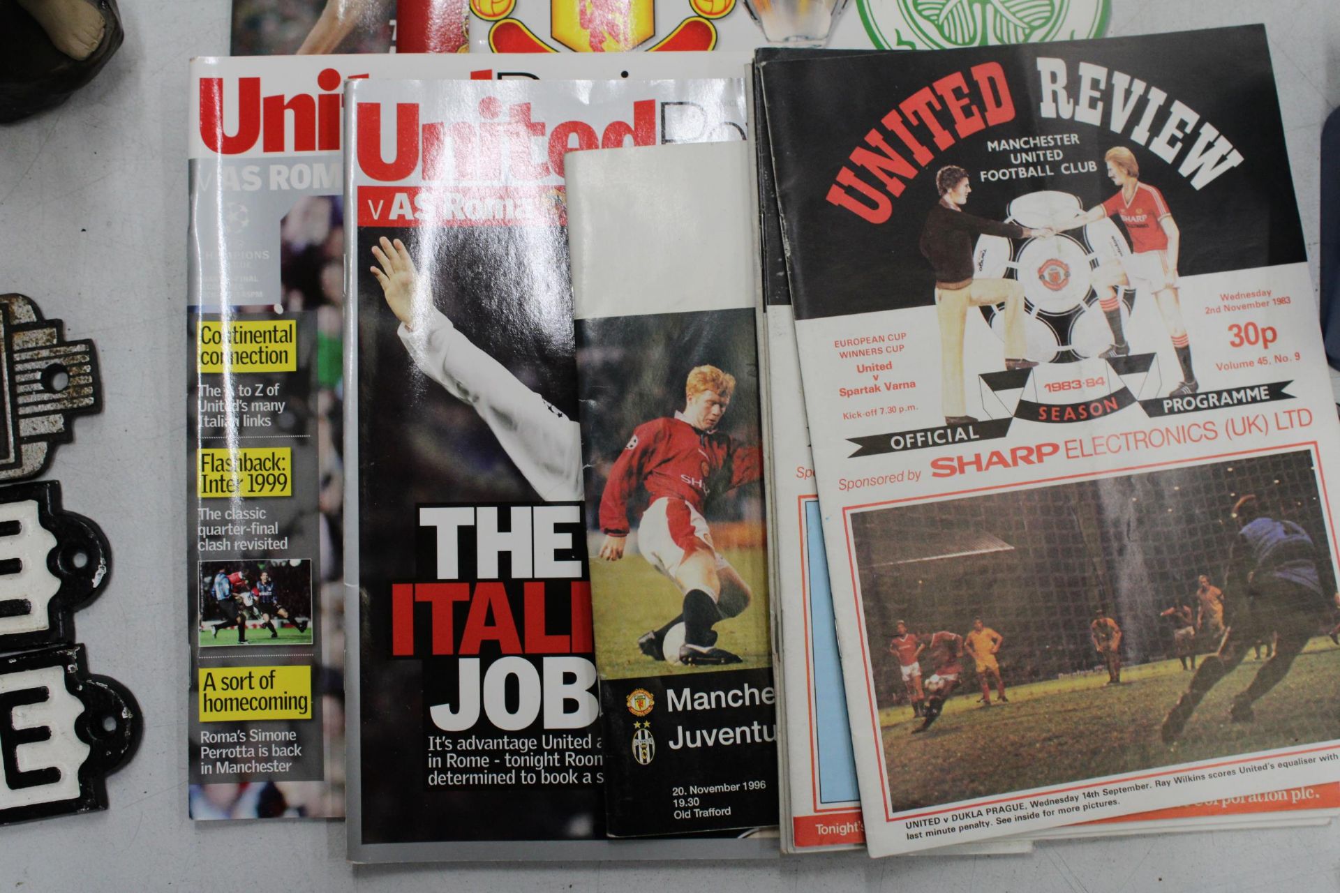 TEN VINTAGE MANCHESTER UNITED PROGRAMMES, TO INCLUDE BARCELONA AND JUVENTUS - Bild 2 aus 6