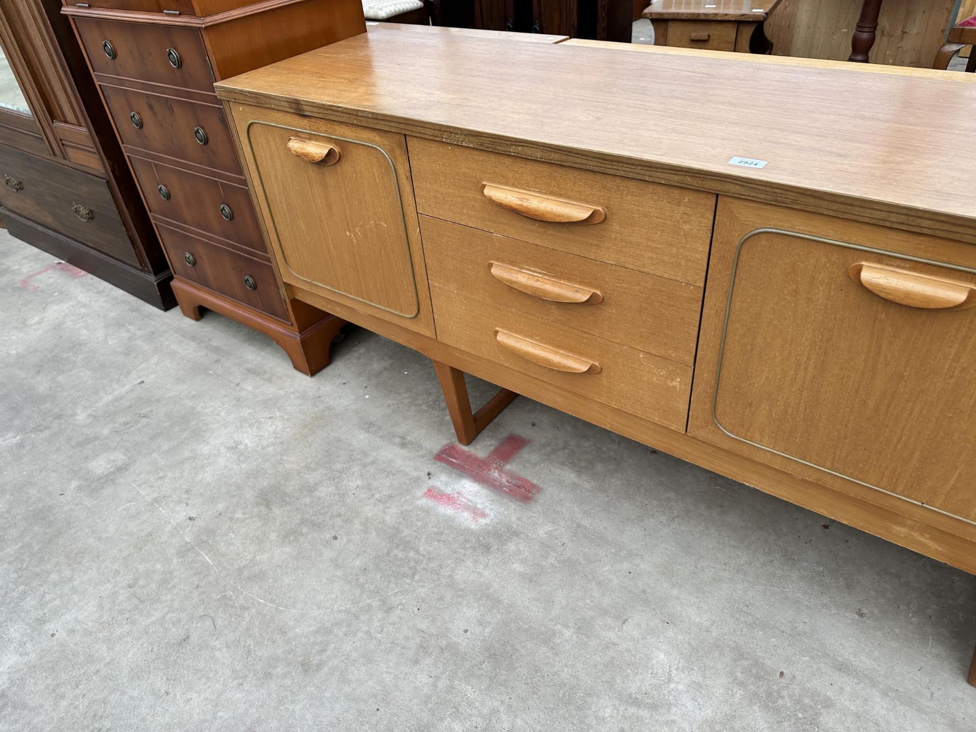 A RETRO TEAK SIDEBOARD ENCLOSING THREE DRAWERS AND THREE CUPBOARDS, 72" WIDE - Bild 4 aus 5