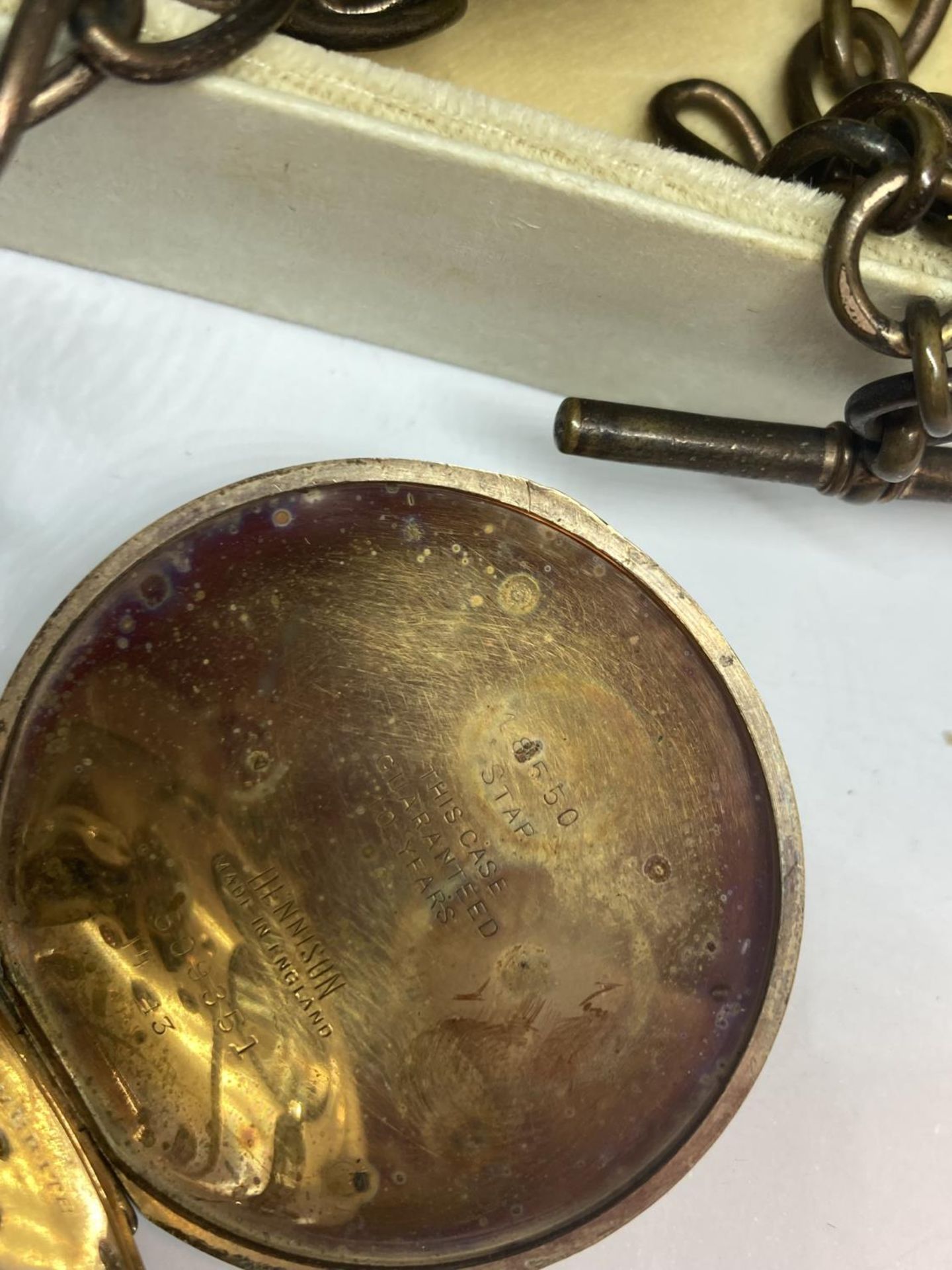 VARIOUS ITEMS TO INCLUDE A GOLD PLATED POCKET WATCH WITH CHAIN, A WHITE METAL POSSIBLY SILVER BROOCH - Image 6 of 6