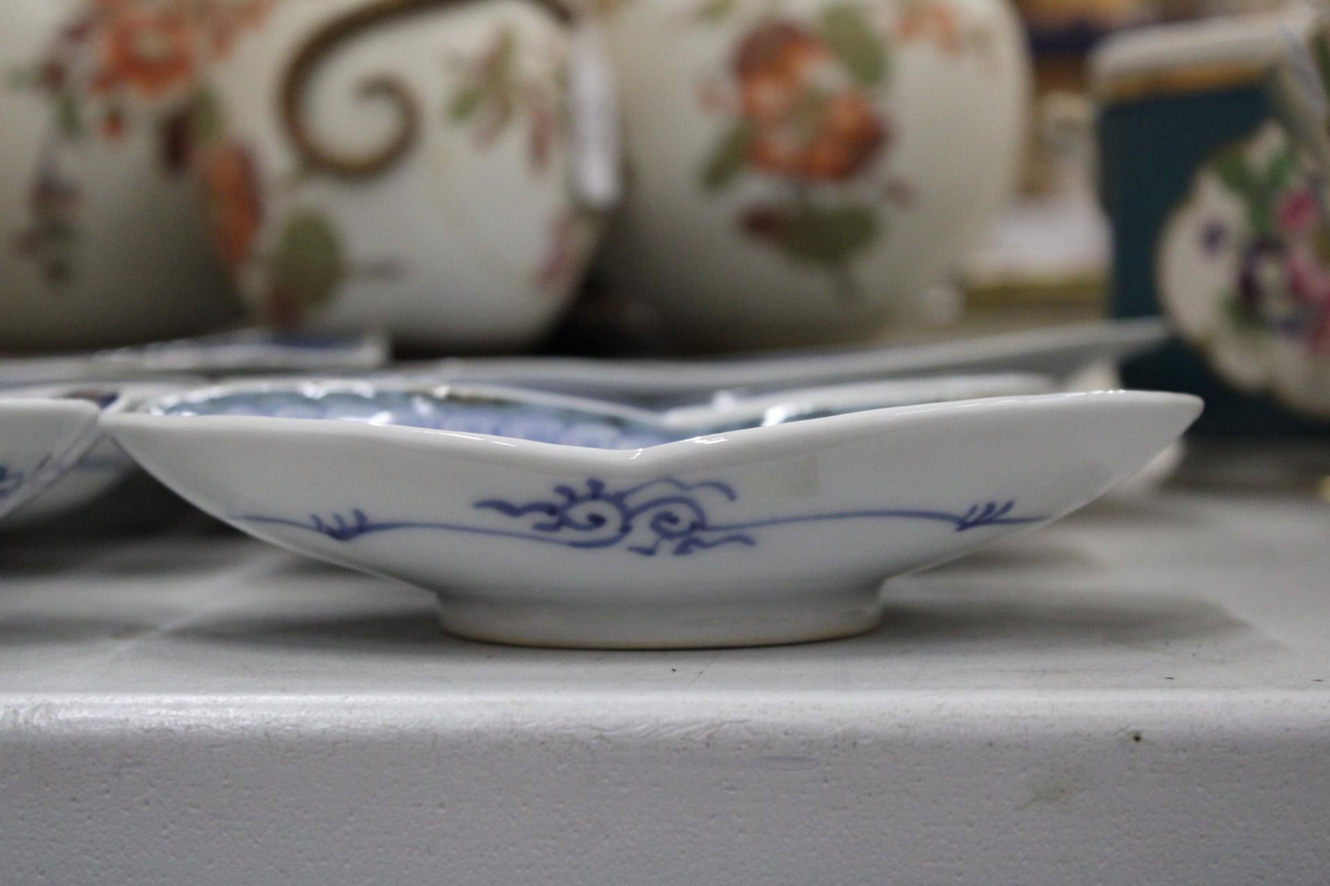 SIX ORIENTAL BLUE AND WHITE PLATES/BOWLS - Image 5 of 6