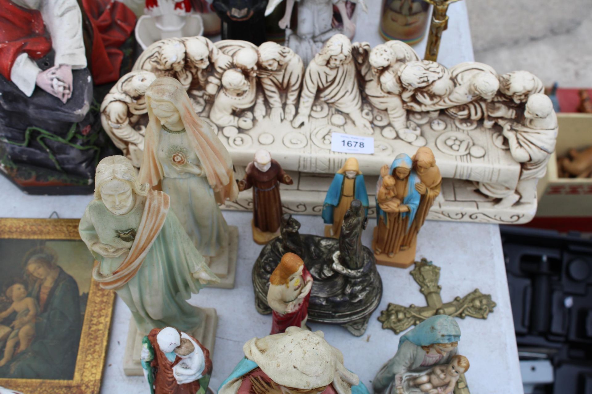 AN ASSORTMENT OF RELIGIOUS ITEMS TO INCLUDE FIGURES AND CANDLES ETC - Image 3 of 4