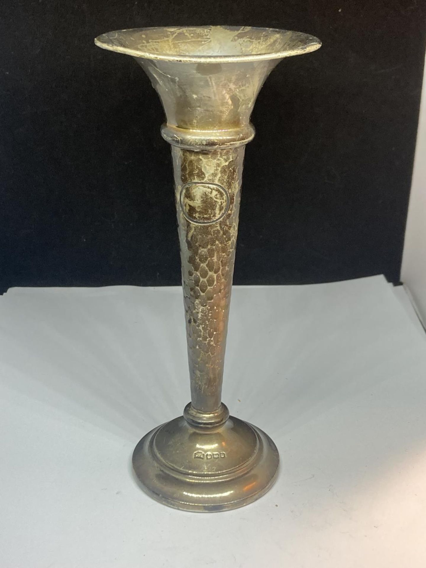 A HALLMARKED SHEFFIELD BUD VASE WITH WEIGHTED BASE AND INTERIOR GROSS WEIGHT 162.5 GRAMS