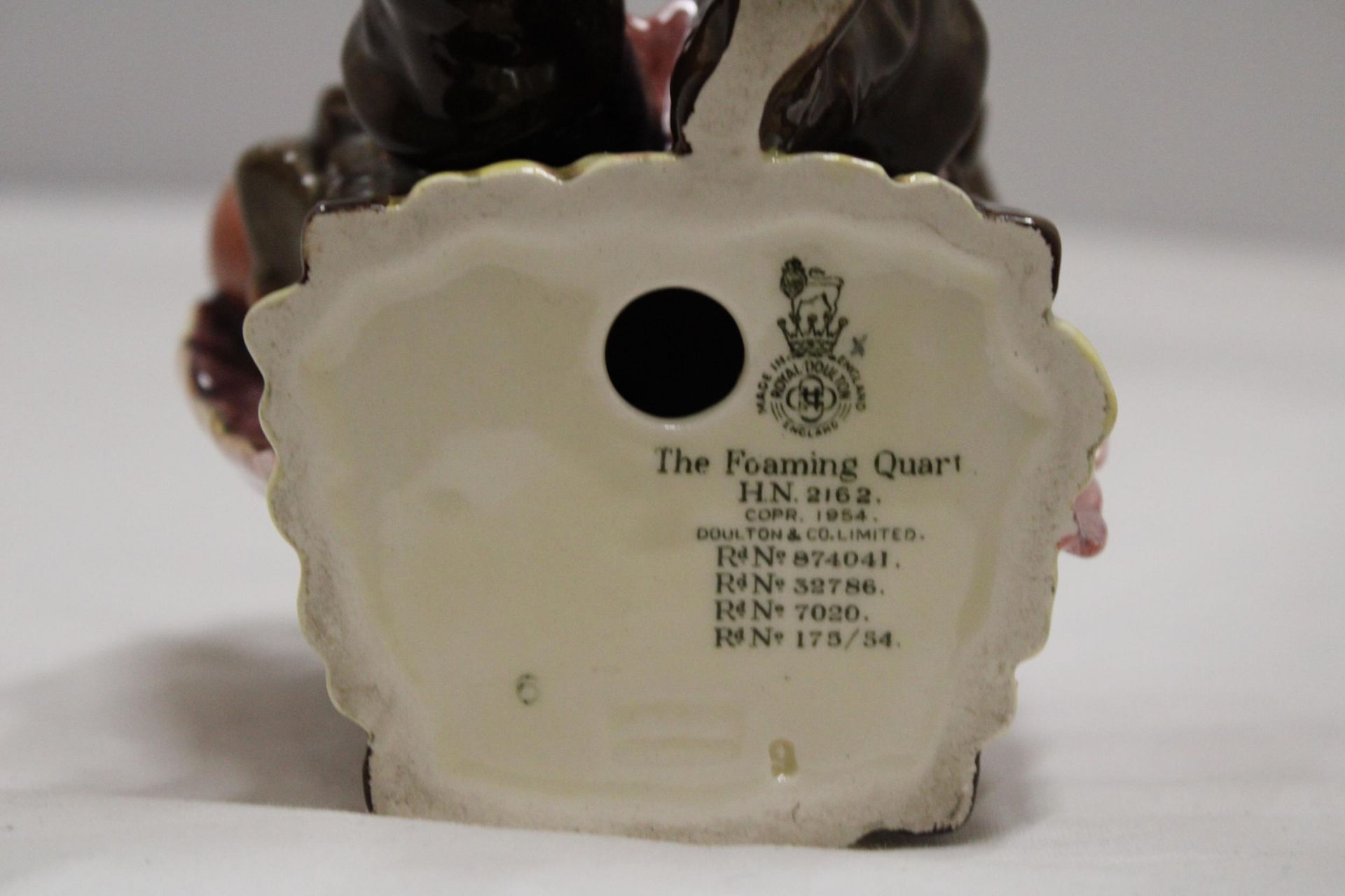 A ROYAL DOULTON FIGURE "THE FOAMING QUART" HN 2162 - Image 6 of 6