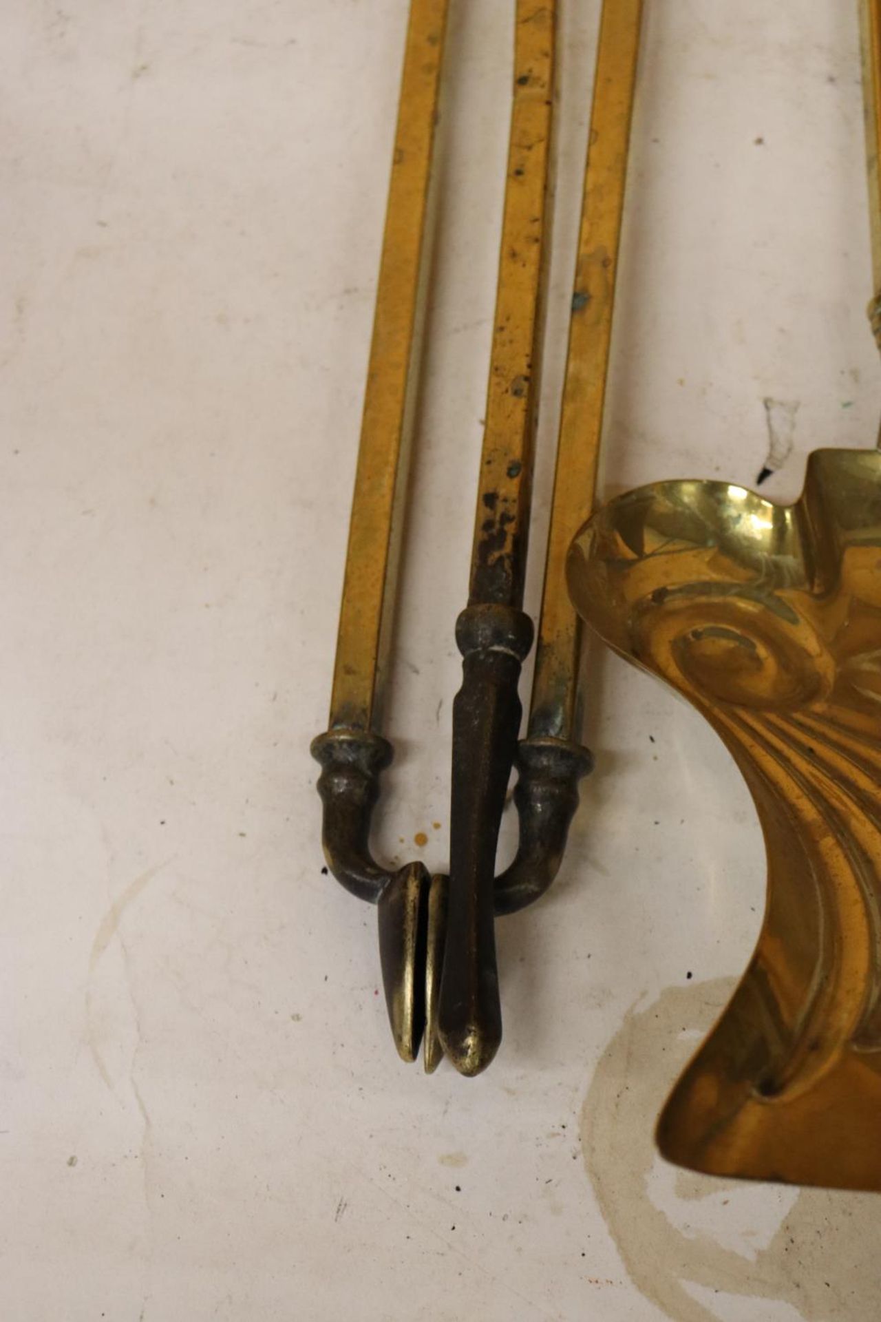 A LARGE BRASS COMPANION SET - Image 4 of 5