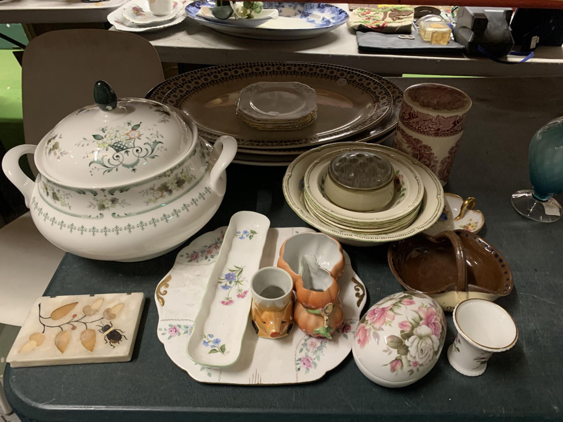A MIXED LOT OF COLLECTABLES TO INCLUDE A ROYAL DOULTON LIDDED POT, A MASONS JAR ETC