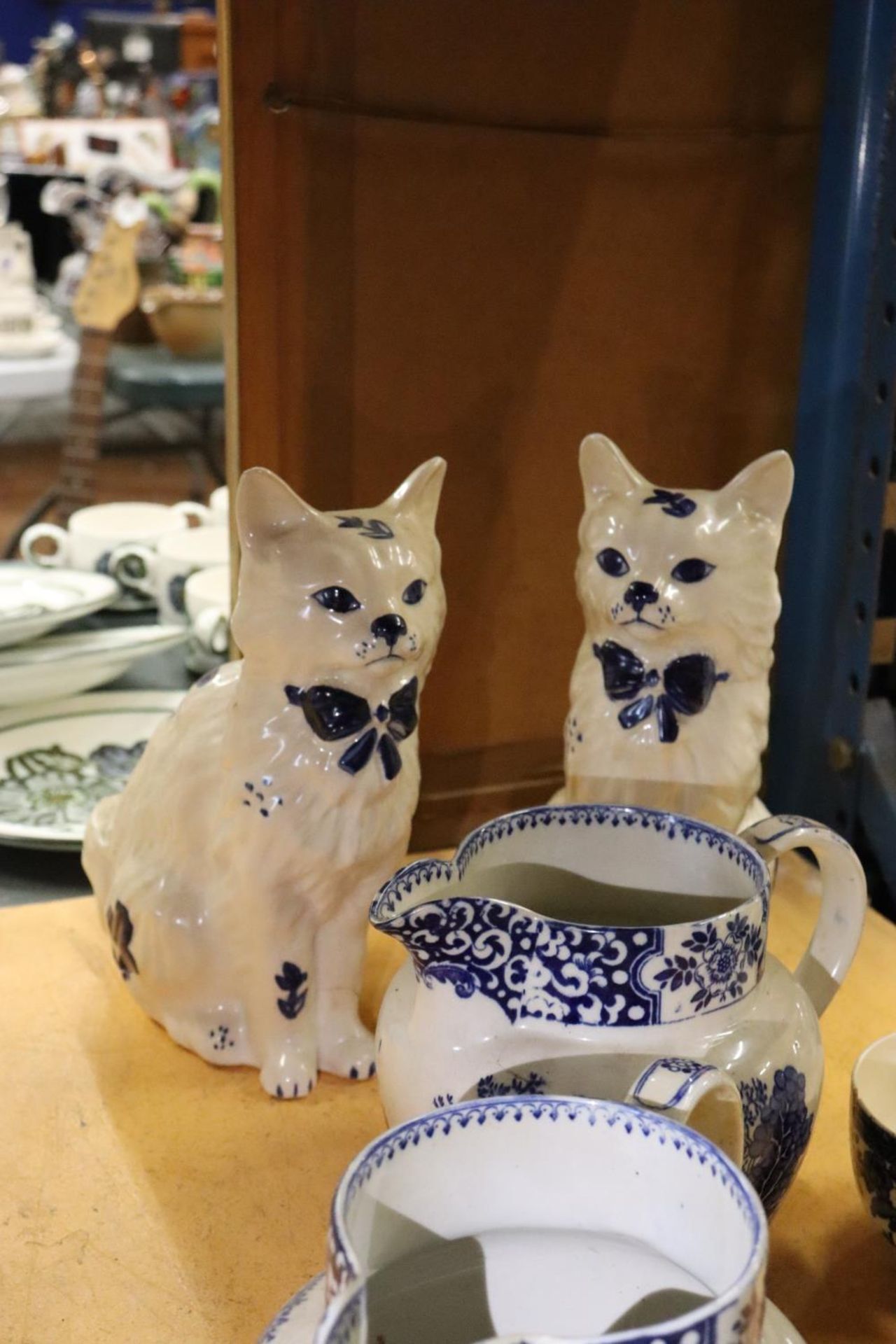A QUANTITY OF CERAMICS TO INCLUDE TWO ORIENTAL CUPS AND SAUCERS, A PAIR OF BLUE AND WHITE FIRESIDE - Image 2 of 5