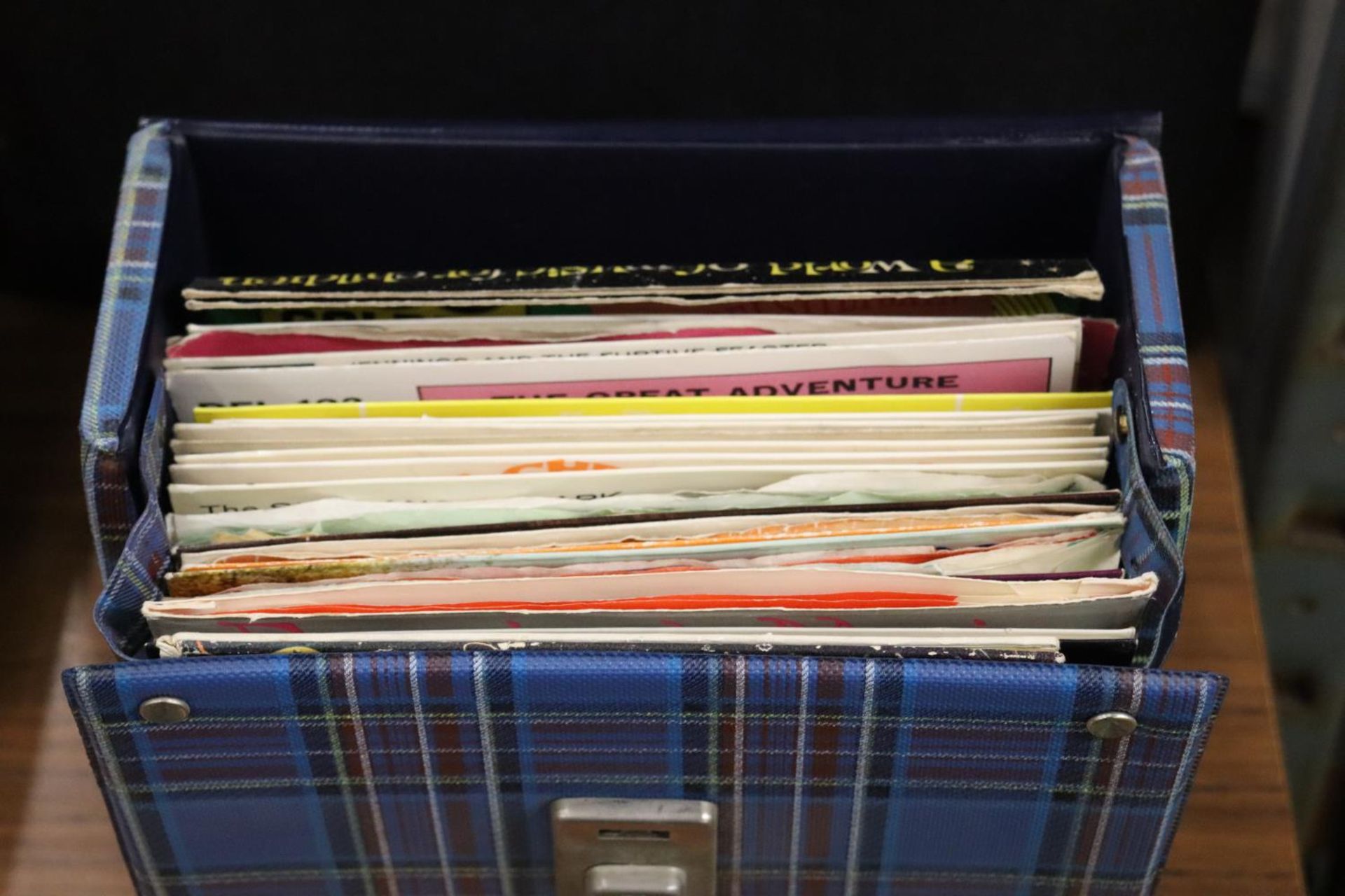 A COLLECTION OF 78RPM AND SINGLE RECORDS TO INCLUDE FAIRYTALES, ETC - Bild 2 aus 3