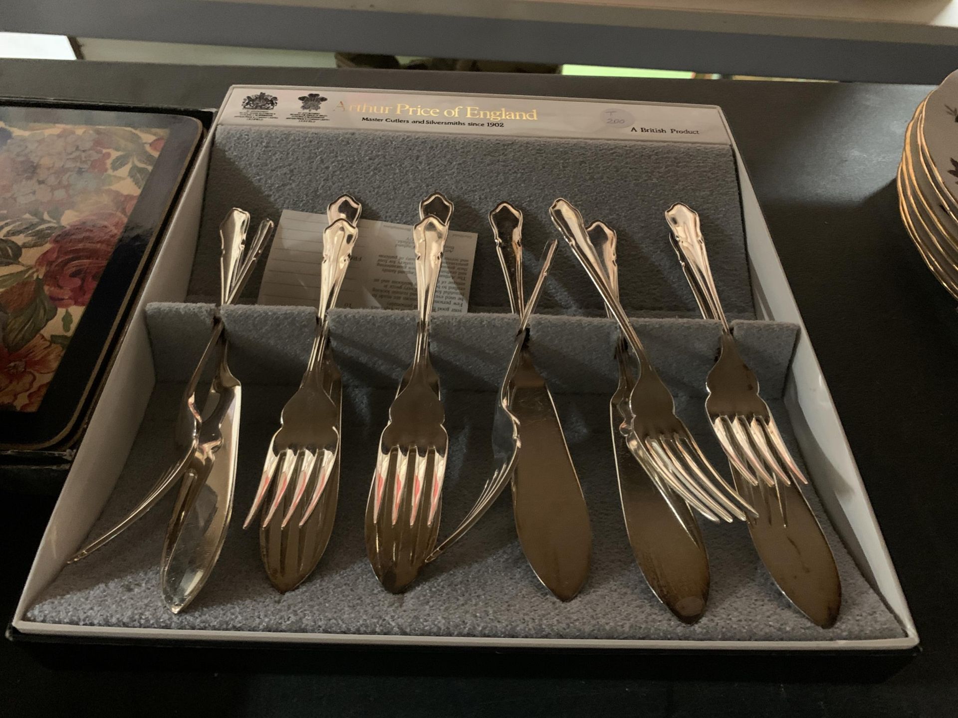 A MIXED LOT OF BOXED FLATWARE TO INCLUDE "AUTHUR PRICE OF ENGLAND" WITH FUTHER BOXED PLACEMATS AND - Bild 4 aus 4