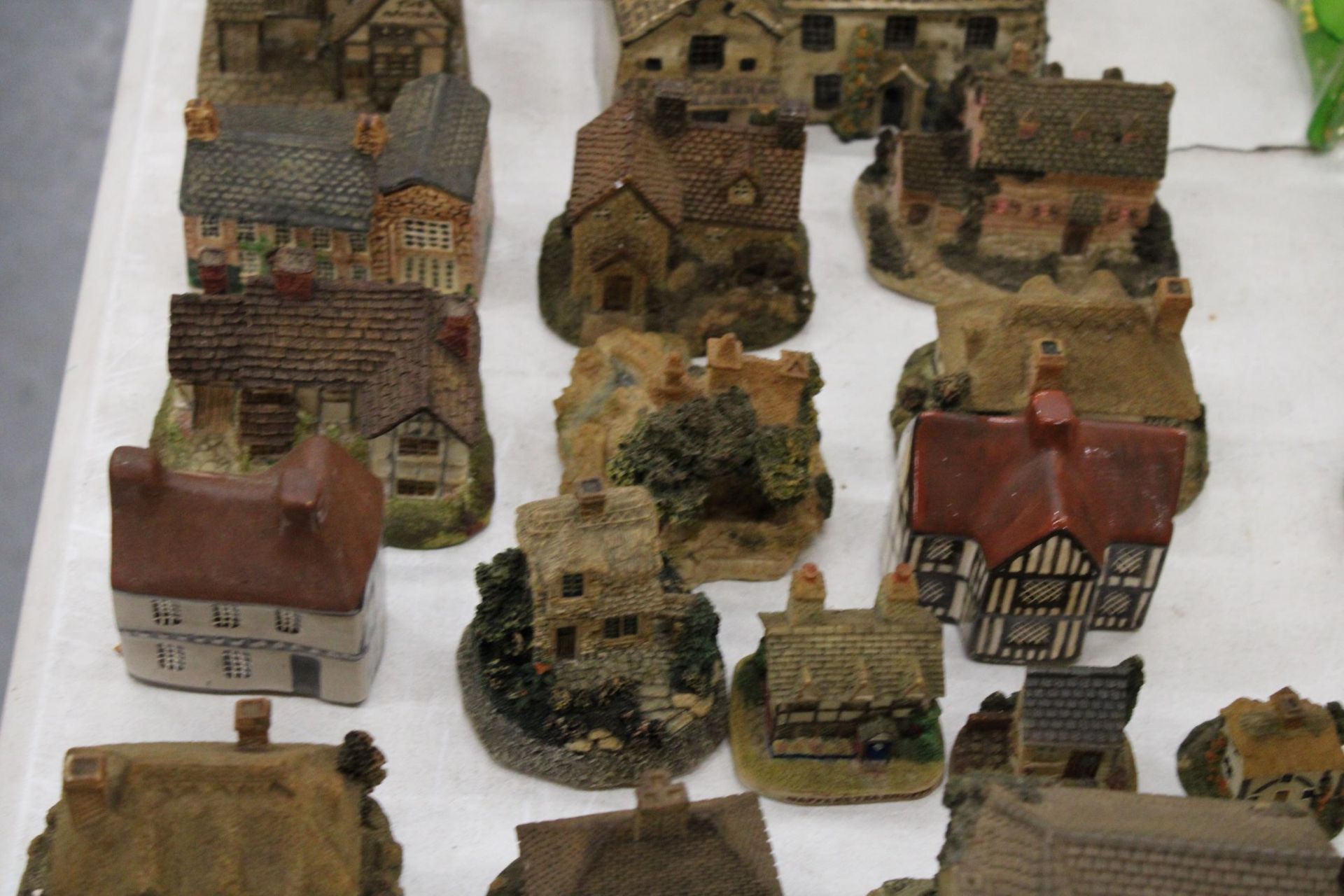 A LARGE QUANTITY OF COLLECTABLE COTTAGES - 23 IN TOTAL - Image 4 of 6