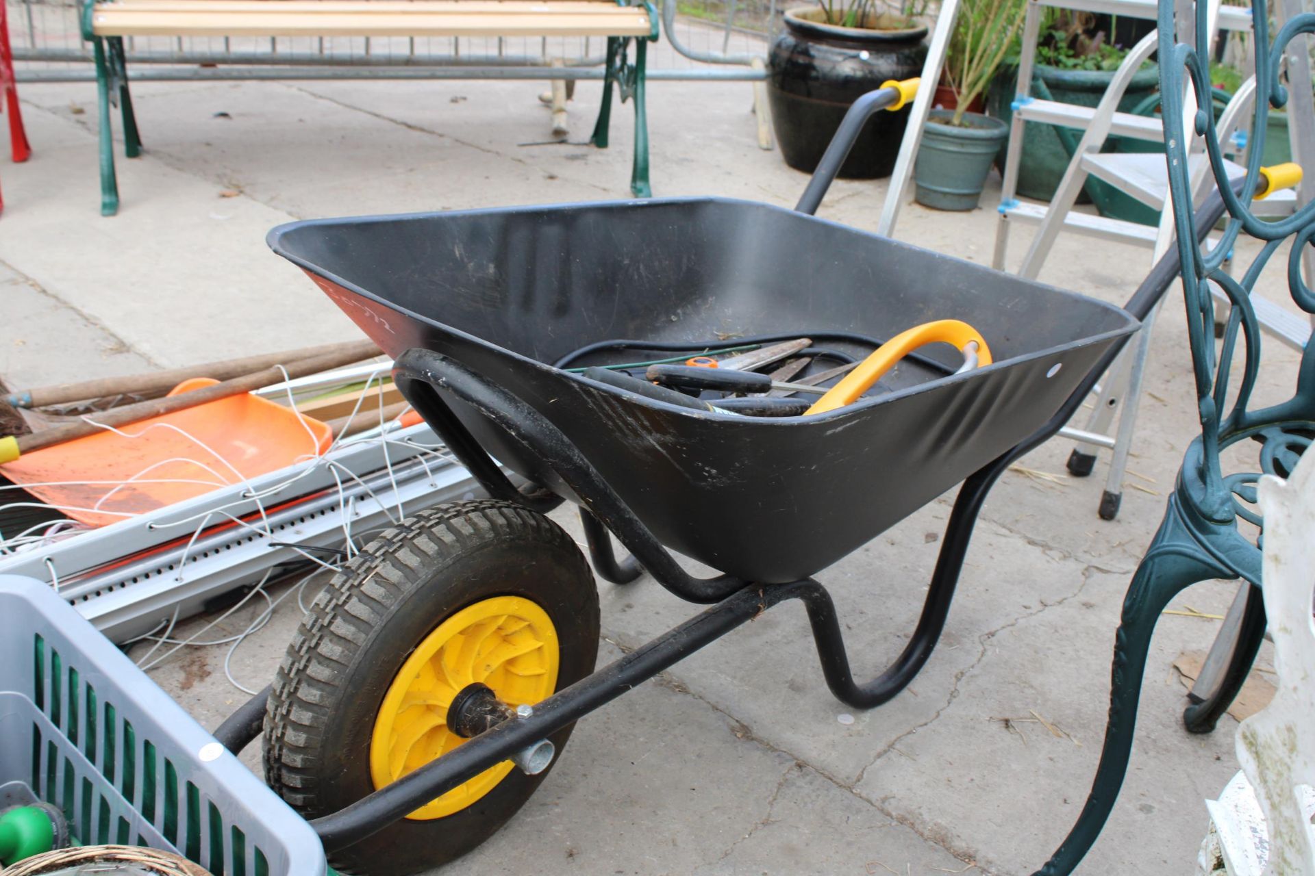 AN ASSORTMENT OF GARDEN TOOLS TO INCLUDE A WHEEL BARROW, A WASHING LINE AND BRUSHES ETC - Image 4 of 5