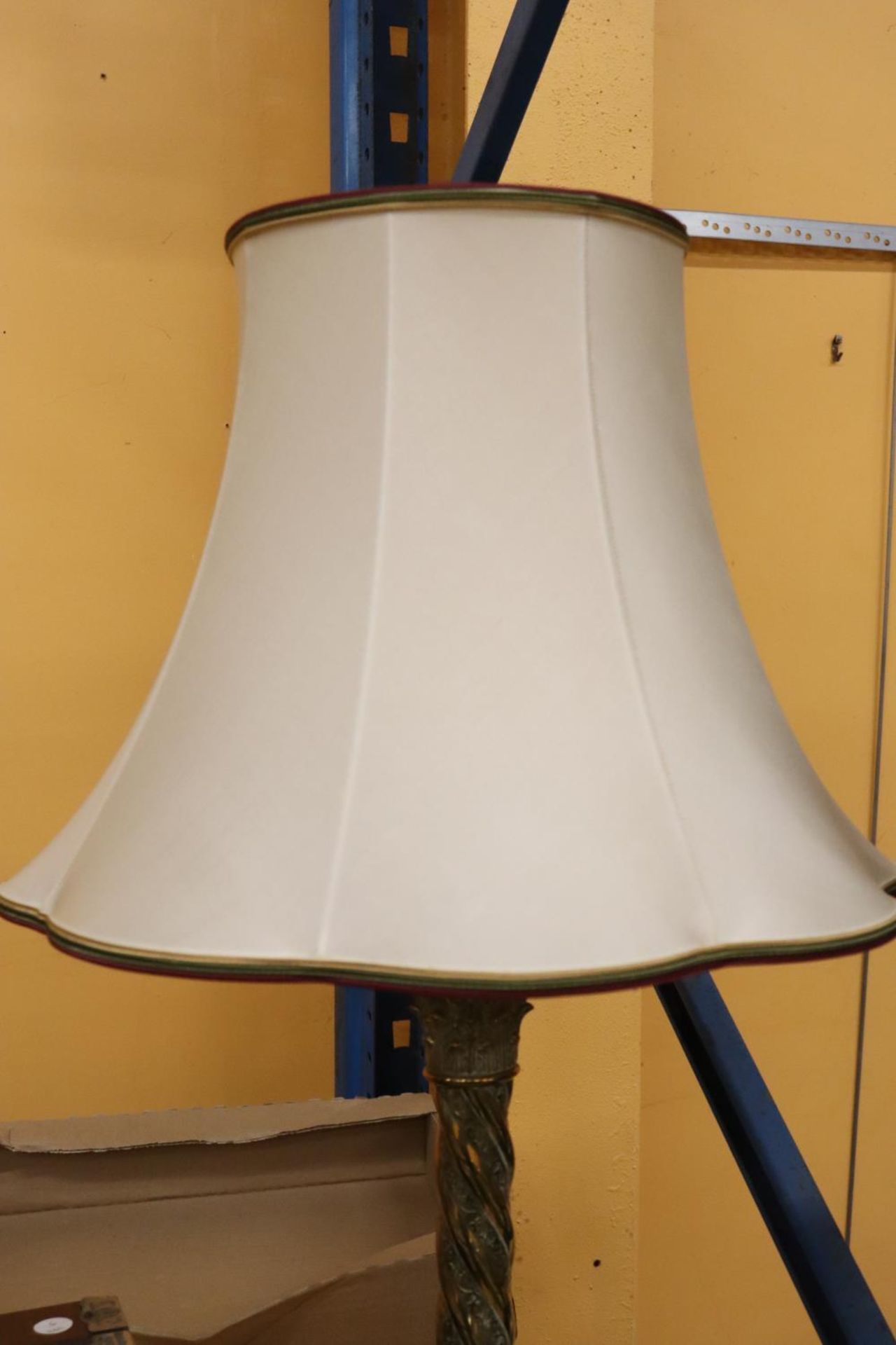 A VINTAGE BRASS TABLE LAMP WITH TWISTED COLUMN BASE AND SHADE, HEIGHT TO TOP OF BASE, 36CM - Image 2 of 5