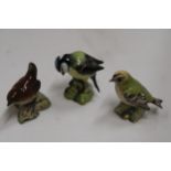 THREE BESWICK BIRDS TO INCLUDE A BLUE TIT, WREN AND GOLD CREST