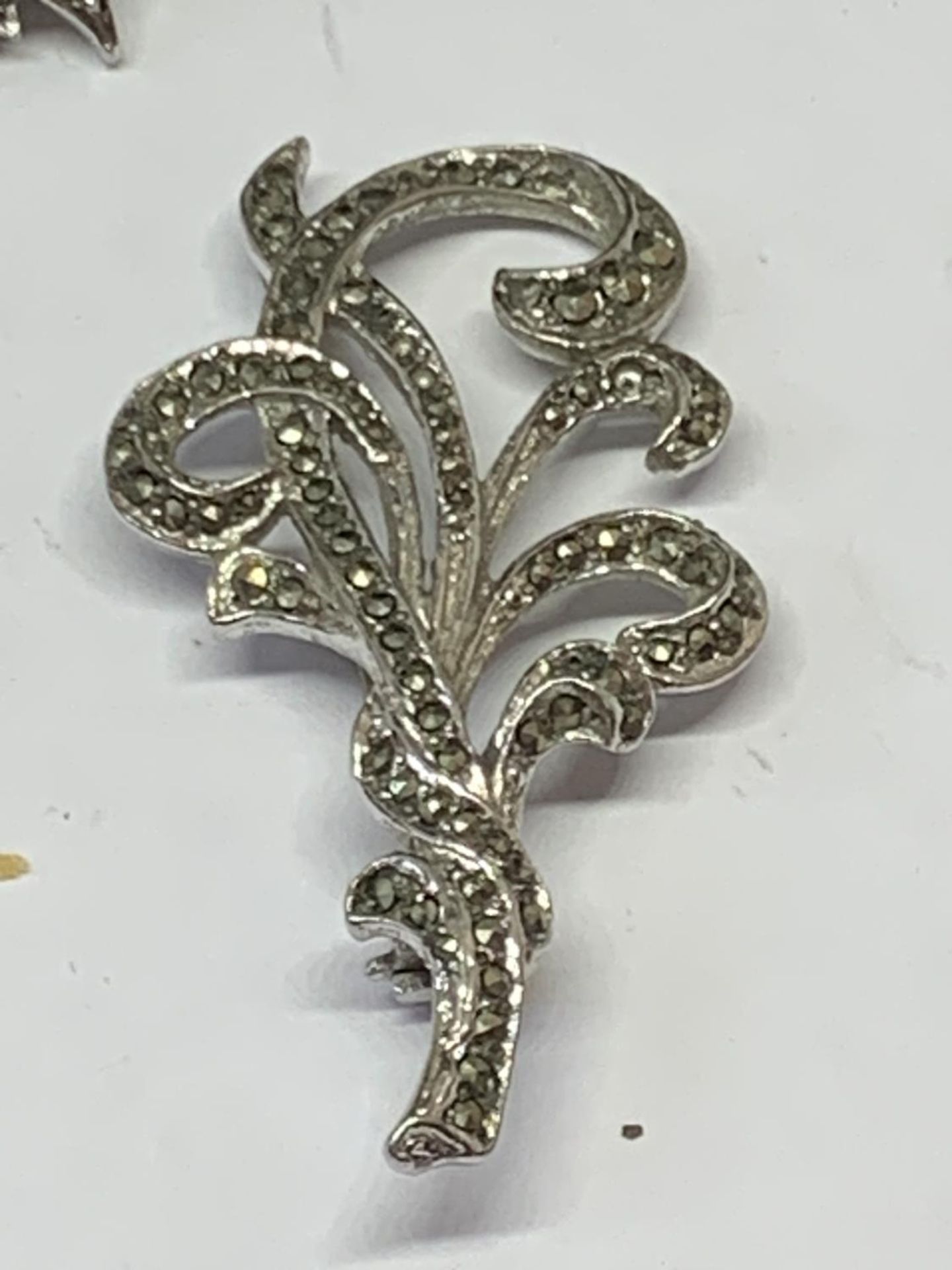 THREE SILVER BROOCHES - Image 3 of 4