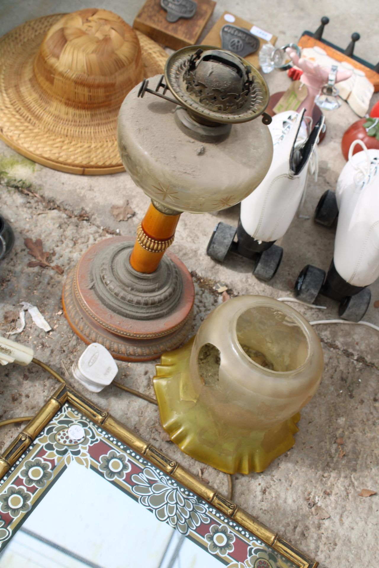 AN ASSORTMENT OF VINTAGE ITEMS TO INCLUDE AN OIL LAMP, A COPPER KETTLE AND A BLOW TORCH ETC - Image 2 of 3