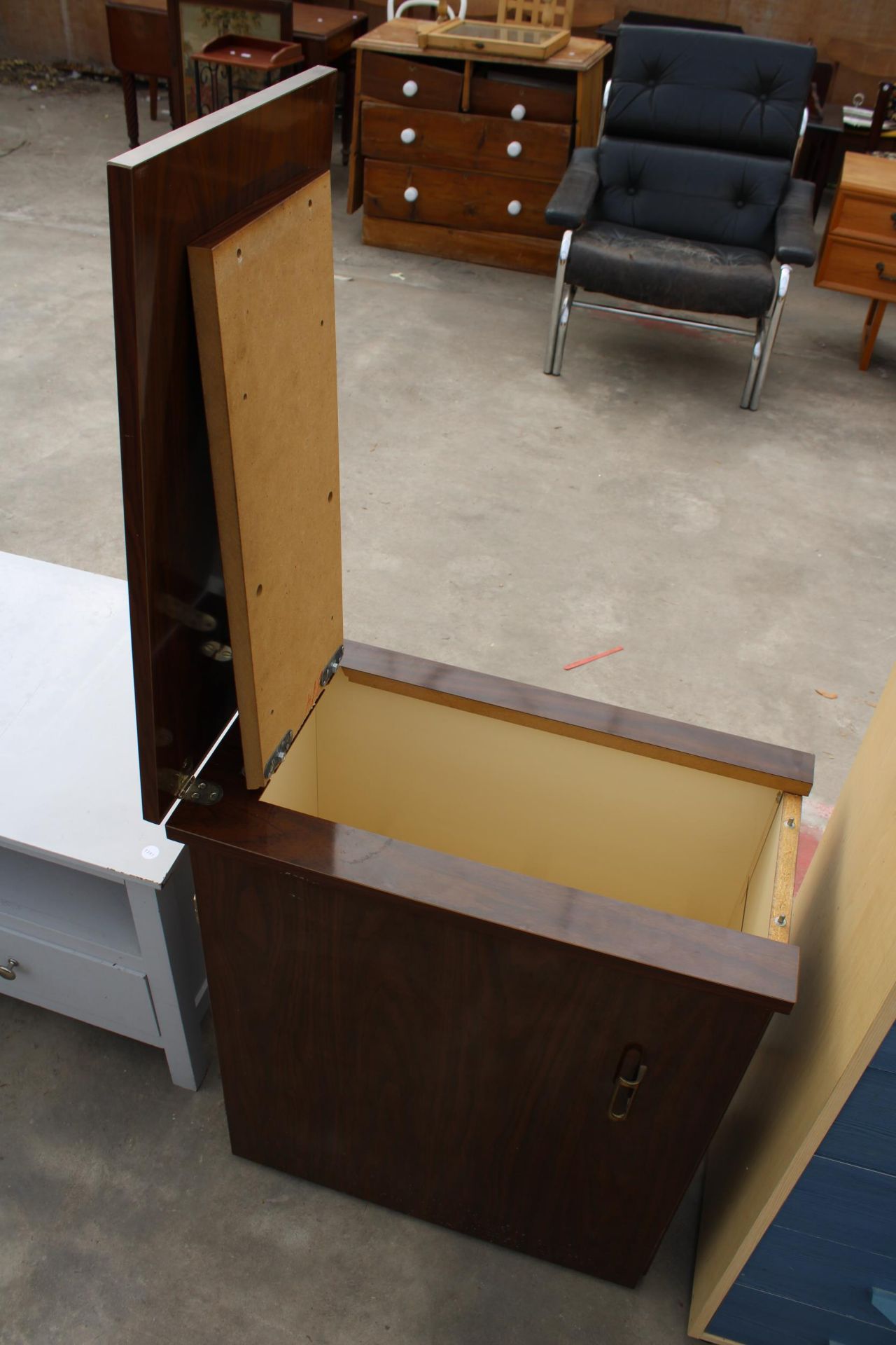 A MODERN CHEST OF FIVE DRAWERS, 28" WIDE, AND SINGLE DOOR FORMICA SPANISH CABINET - Image 4 of 6