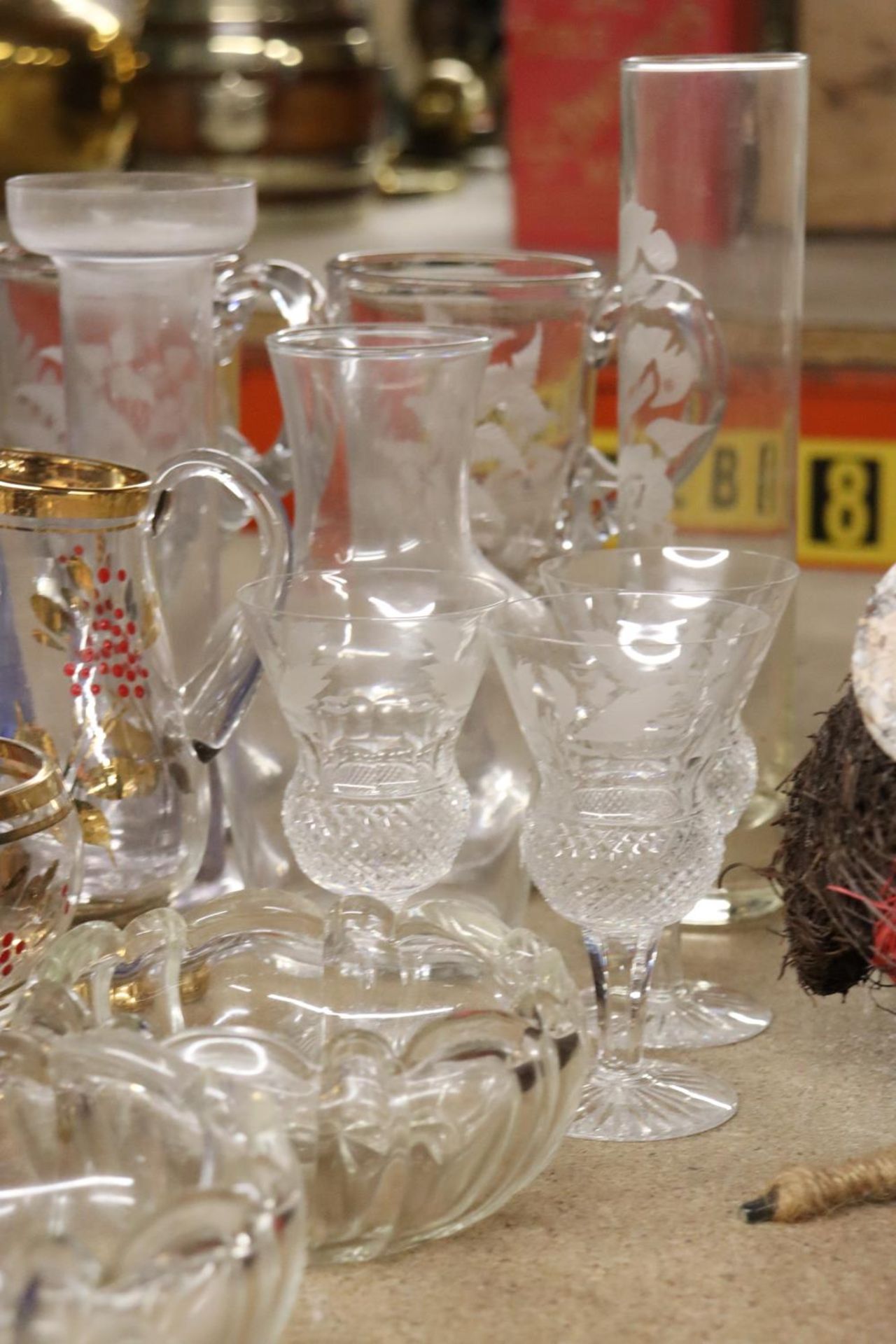 A QUANTITY OF GLASSWARE TO INCLUDE DRINKING GLASSES, BOWLS, JUGS, ETC., - Image 4 of 5