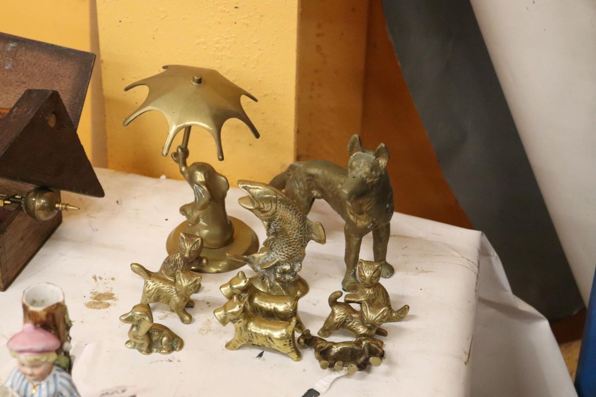 A QUANTITY OF BRASSWARE ANIMALS TO INCLUDE A FISH, ELEPHANT, DOG, ETC - Image 3 of 4