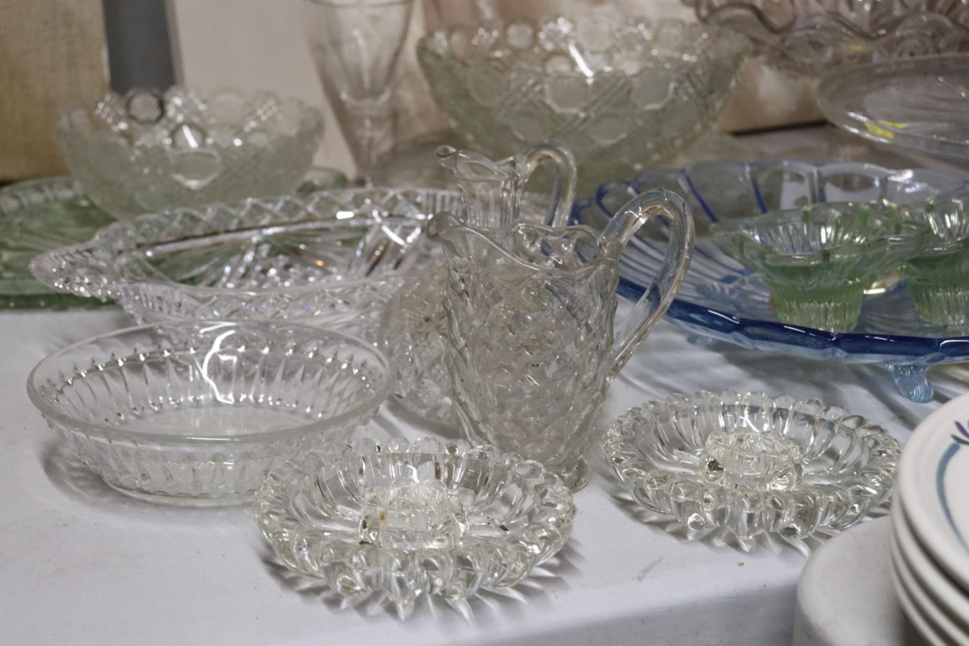 A LARGE QUANTITY OF GLASSWARE TO INCLUDE BOWLS, CAKE STANDS, JUGS, ETC - Image 2 of 6