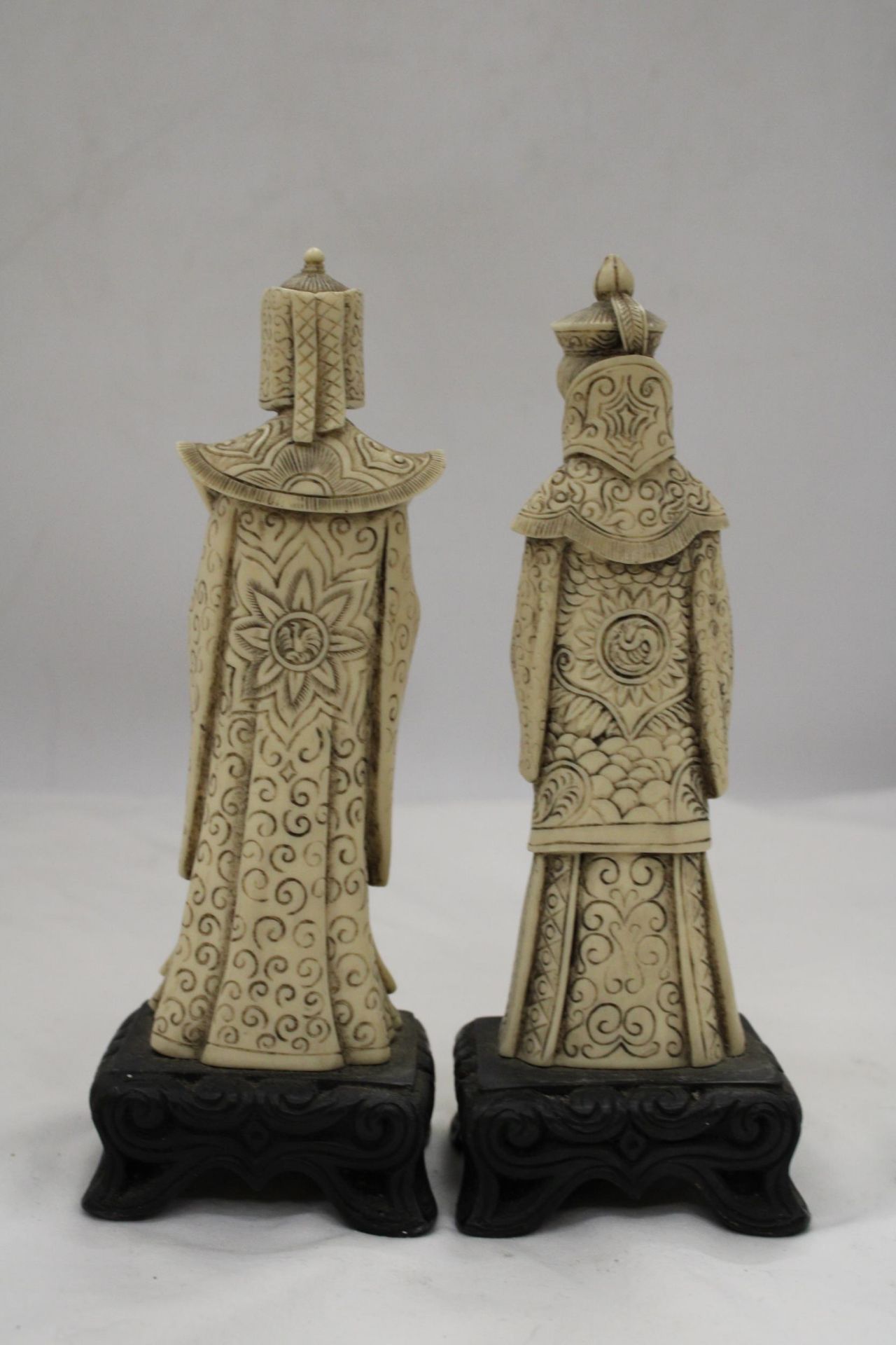 TWO ASIAN FIGURES ON BASES, WITH MARKINGS TO THE BASE, HEIGHT 22CM - Bild 4 aus 6