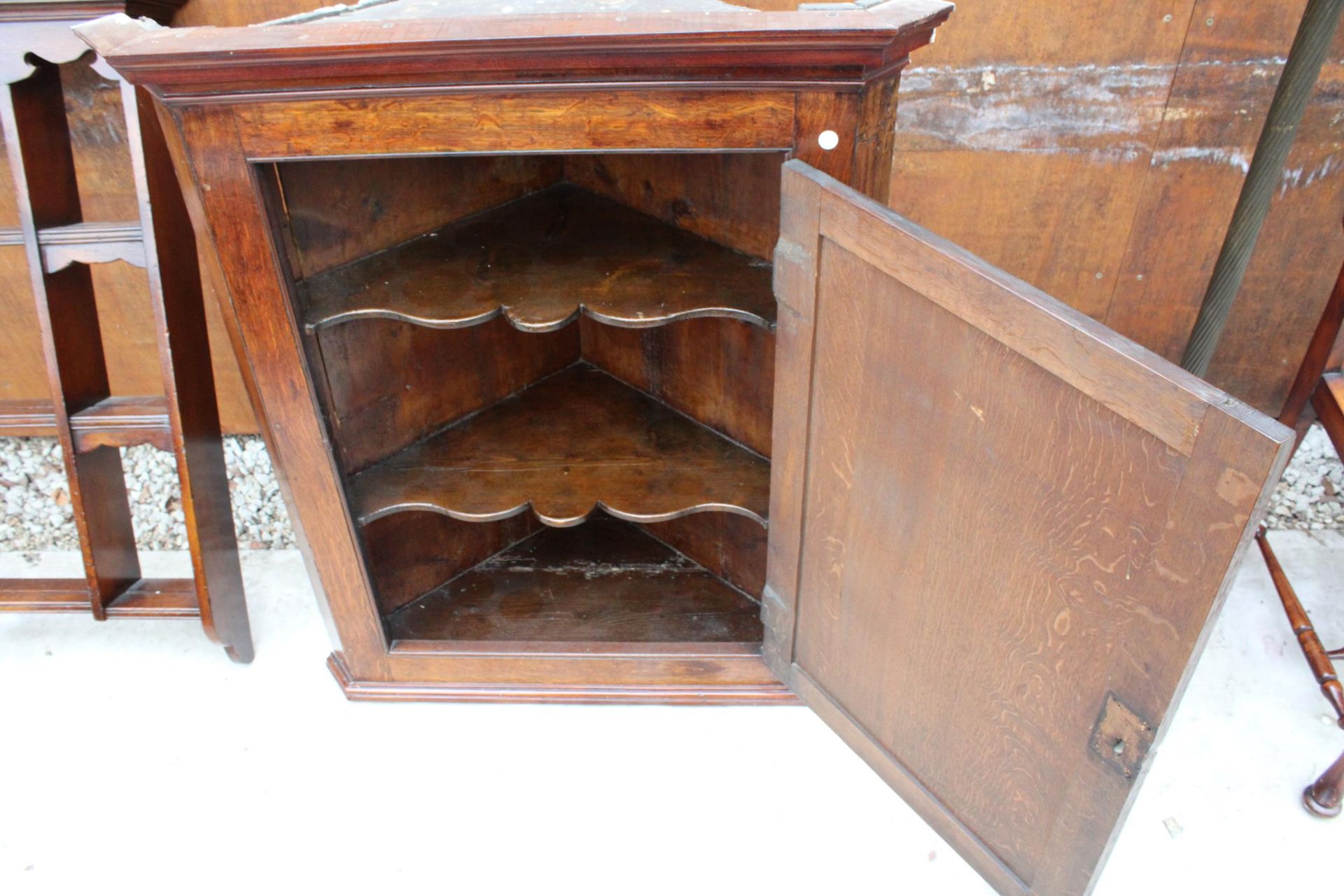 AN OAK AND CROSSBANDED GEORGE III CORNER CUPBOARD WITH STHAPED INTERIOR SHELVES 35" WIDE - Image 3 of 3