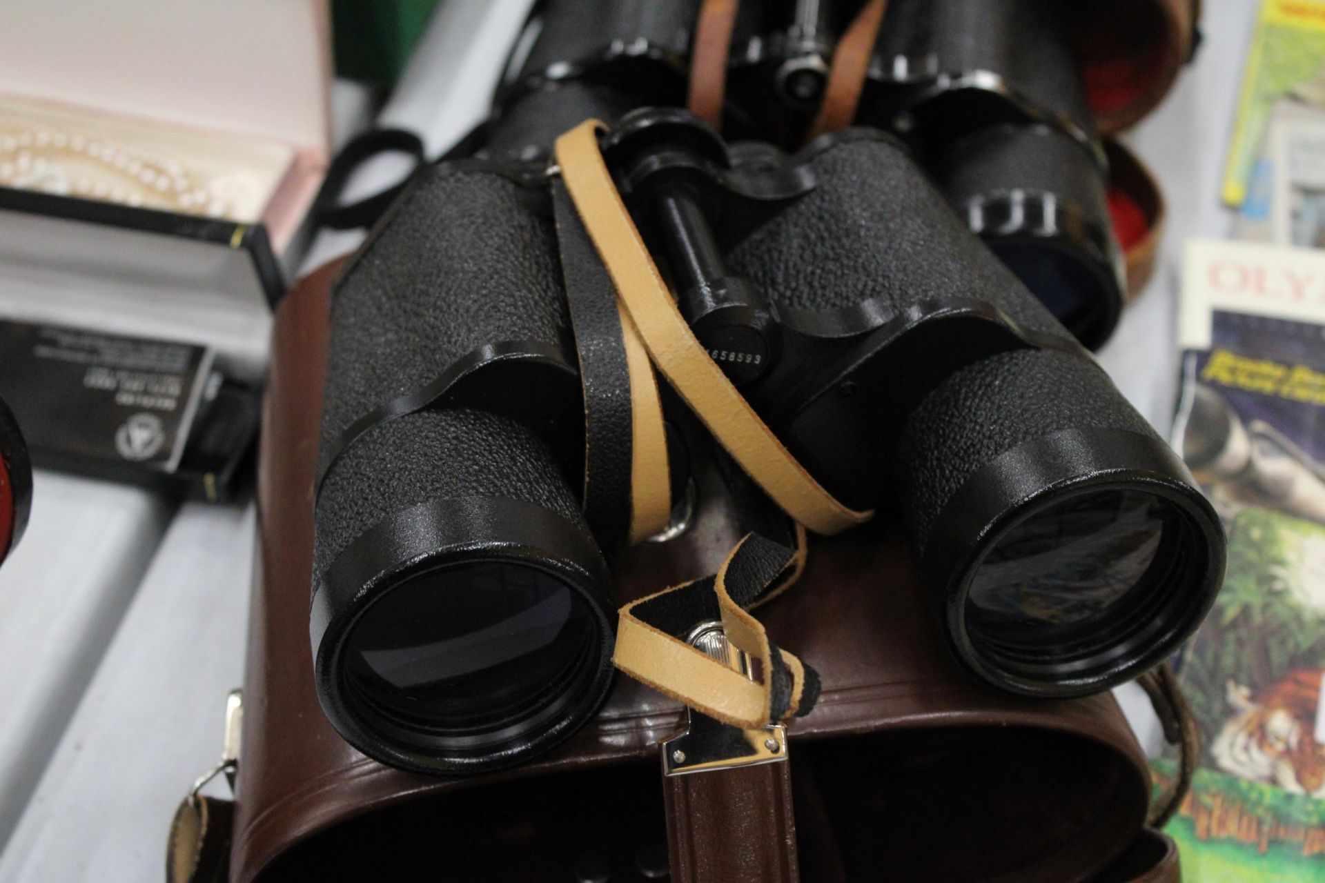 TWO PAIRS OF BINOCULARS IN LEATHER CASES TO INCLUDE CARL ZEISS - Image 3 of 5