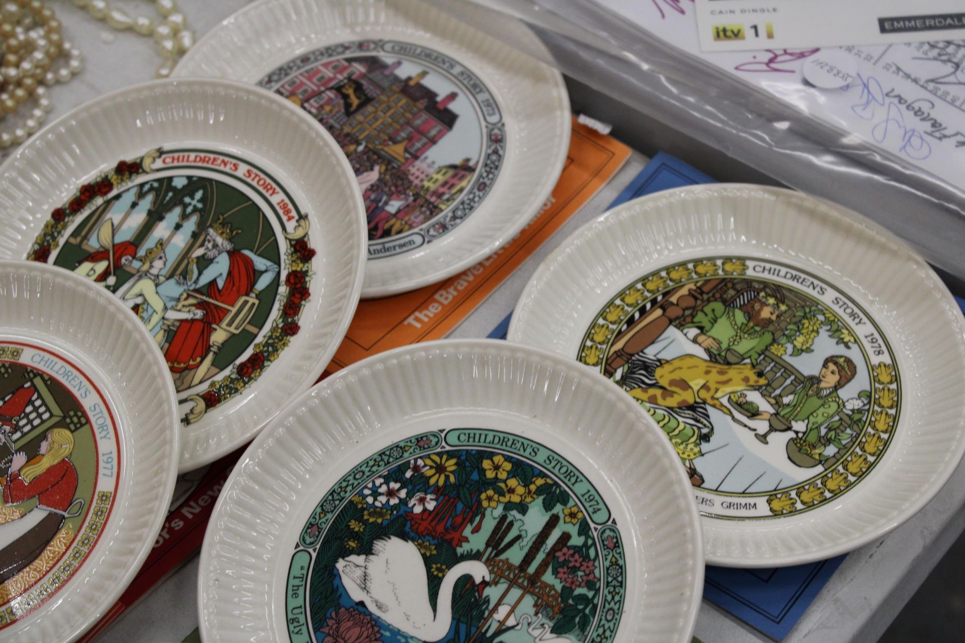 A COLLECTION OF VINTAGE WEDGWOOD, CHILDREN'S STORY PLATES WITH BOOKLETS - 13 IN TOTAL - Image 2 of 4