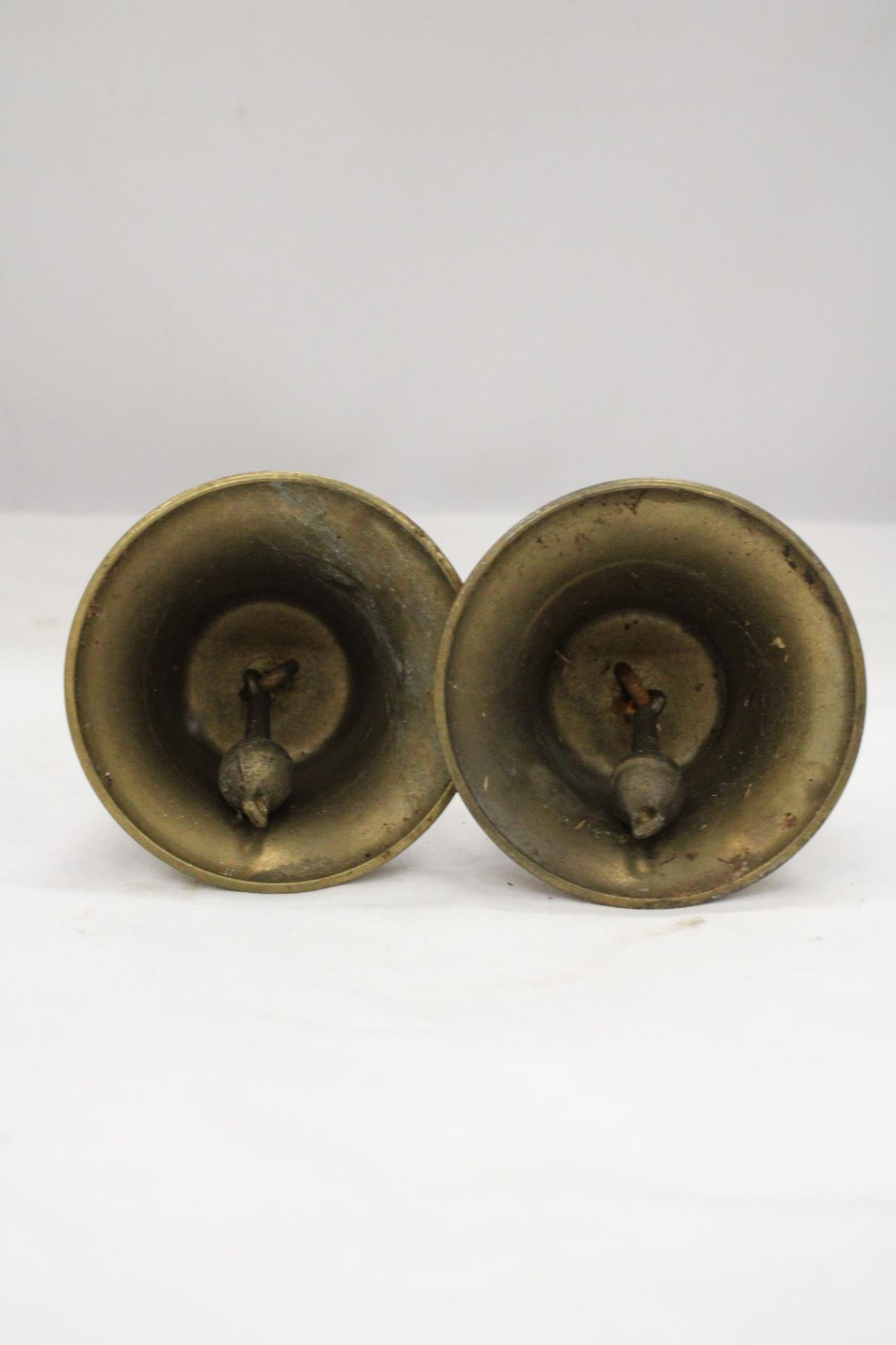 TWO BRASS 'PEGASUS' BELLS, HEIGHT 17CM - Image 5 of 6