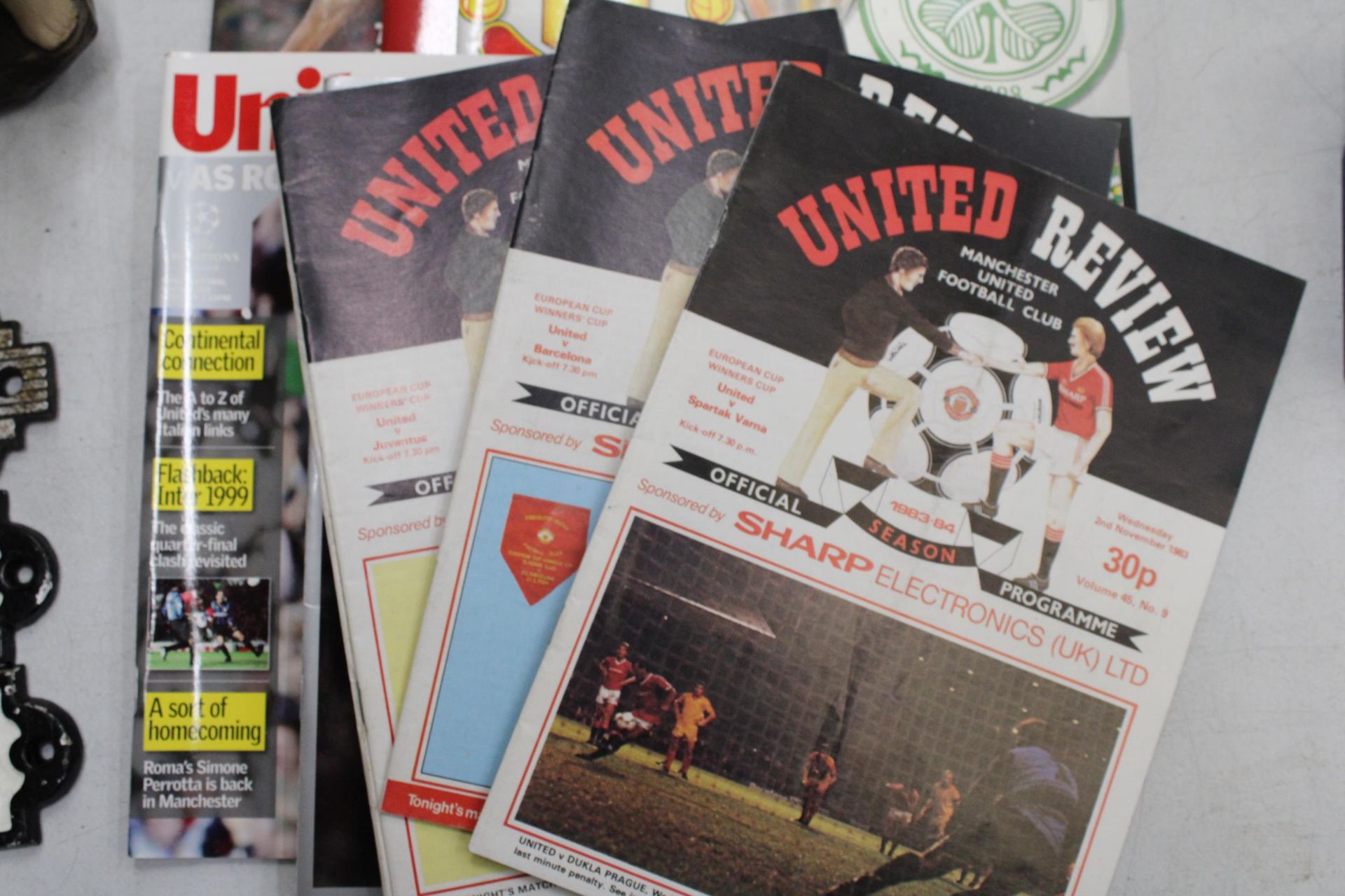 TEN VINTAGE MANCHESTER UNITED PROGRAMMES, TO INCLUDE BARCELONA AND JUVENTUS - Bild 4 aus 6