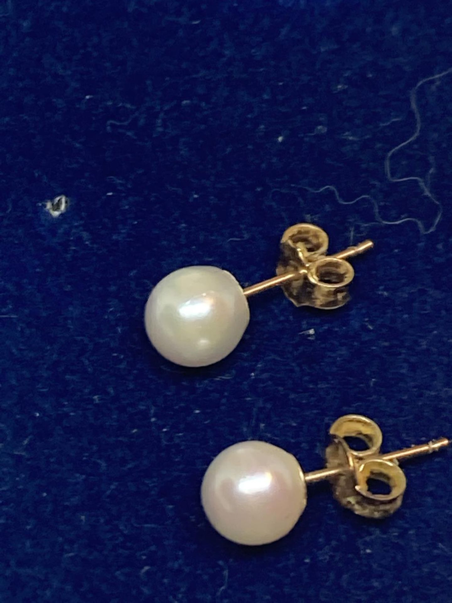 A PAIR OF 9 CARAT GOLD ANDPEARL EARRINGS IN A PRESENTATION BOX - Bild 2 aus 3