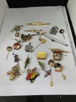A QUANTITY OF VARIOUS PIN BROOCHES