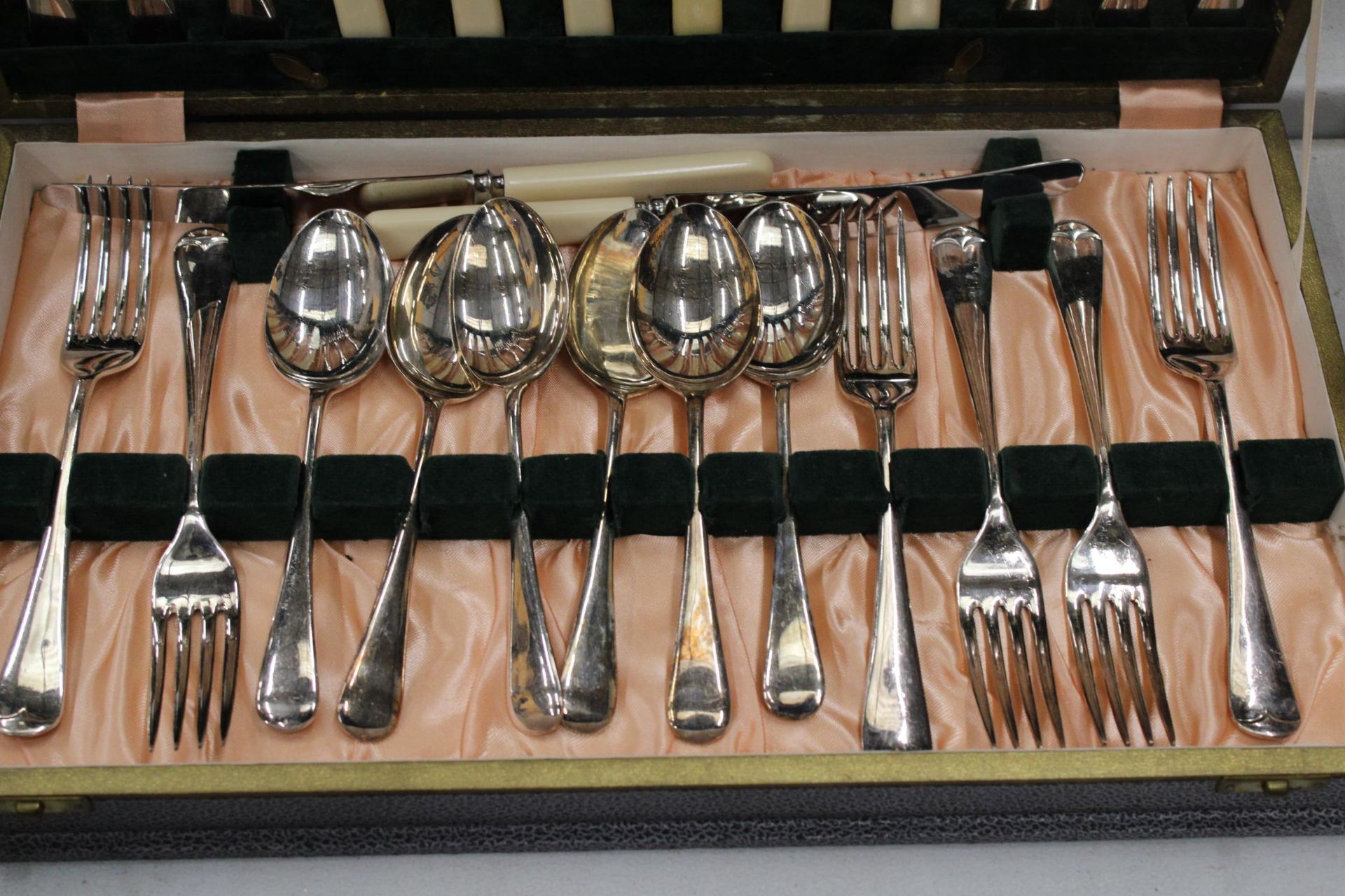 A SHEFFIELD CANTEEN OF CUTLERY, CASED - Image 3 of 6