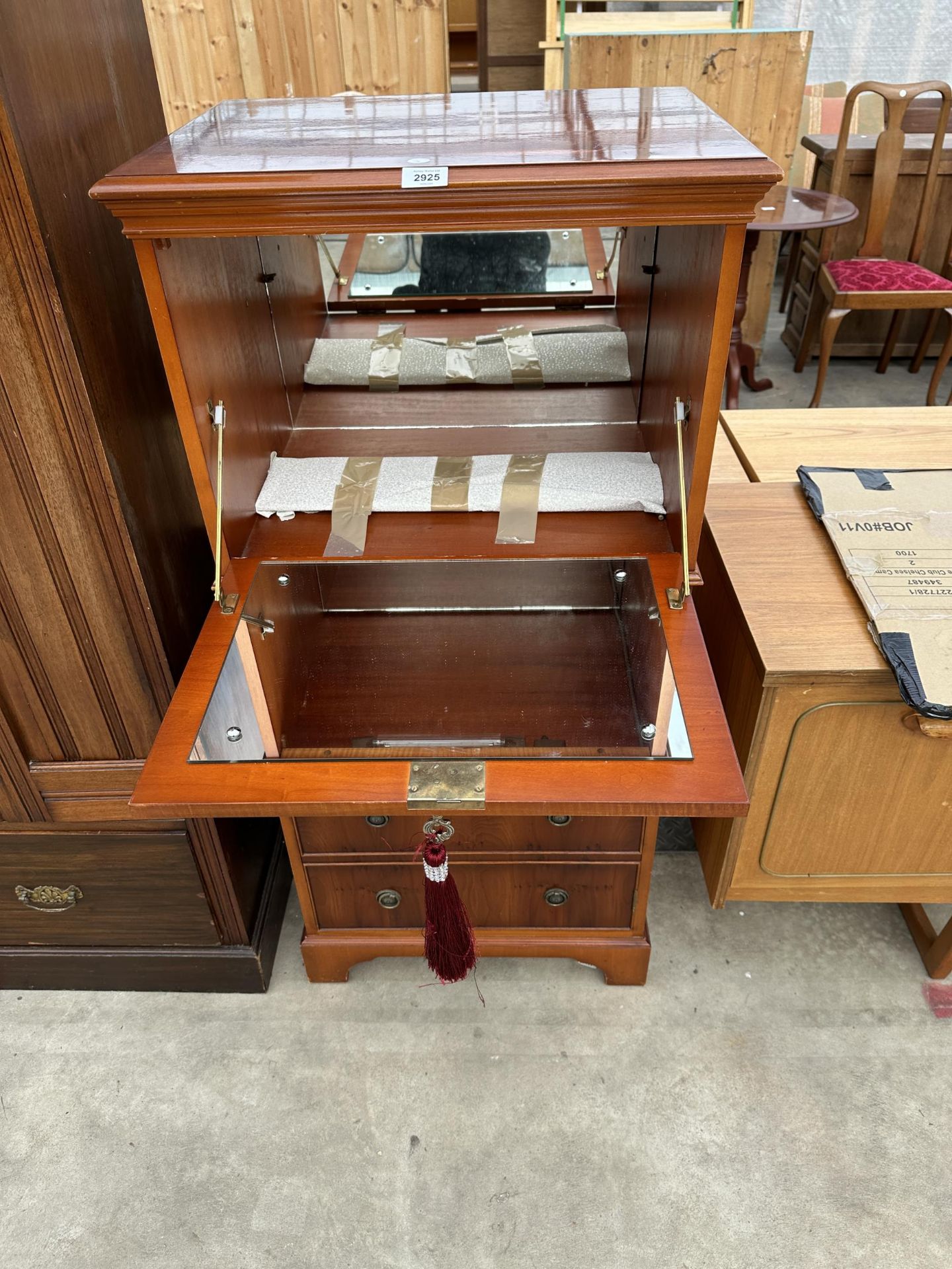 A MODERN YEW WOOD COCKTAIL CABINET ENCLOSING DROP-DOWN FLAP AND FOUR SHAM DRAWERS TO BASE, 23" WIDE - Image 4 of 4