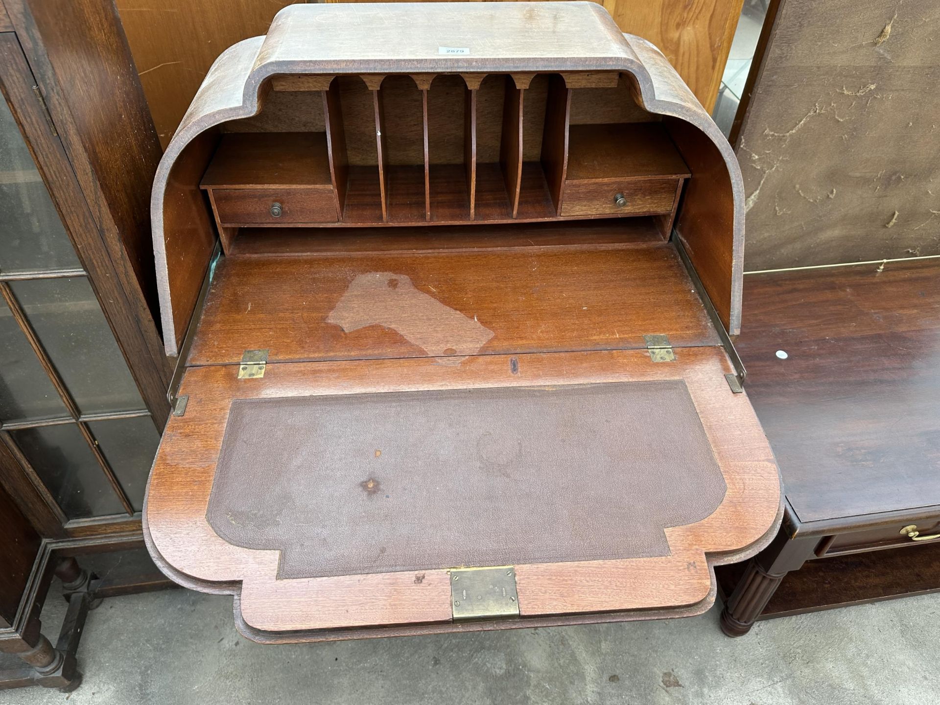 AN EARLY TWENTIETH CENTURY MAHOGANY BUREAU ON CABRIOLE LEGS WITH BALL AND CLAW FEET, 30" WIDE - Image 4 of 4