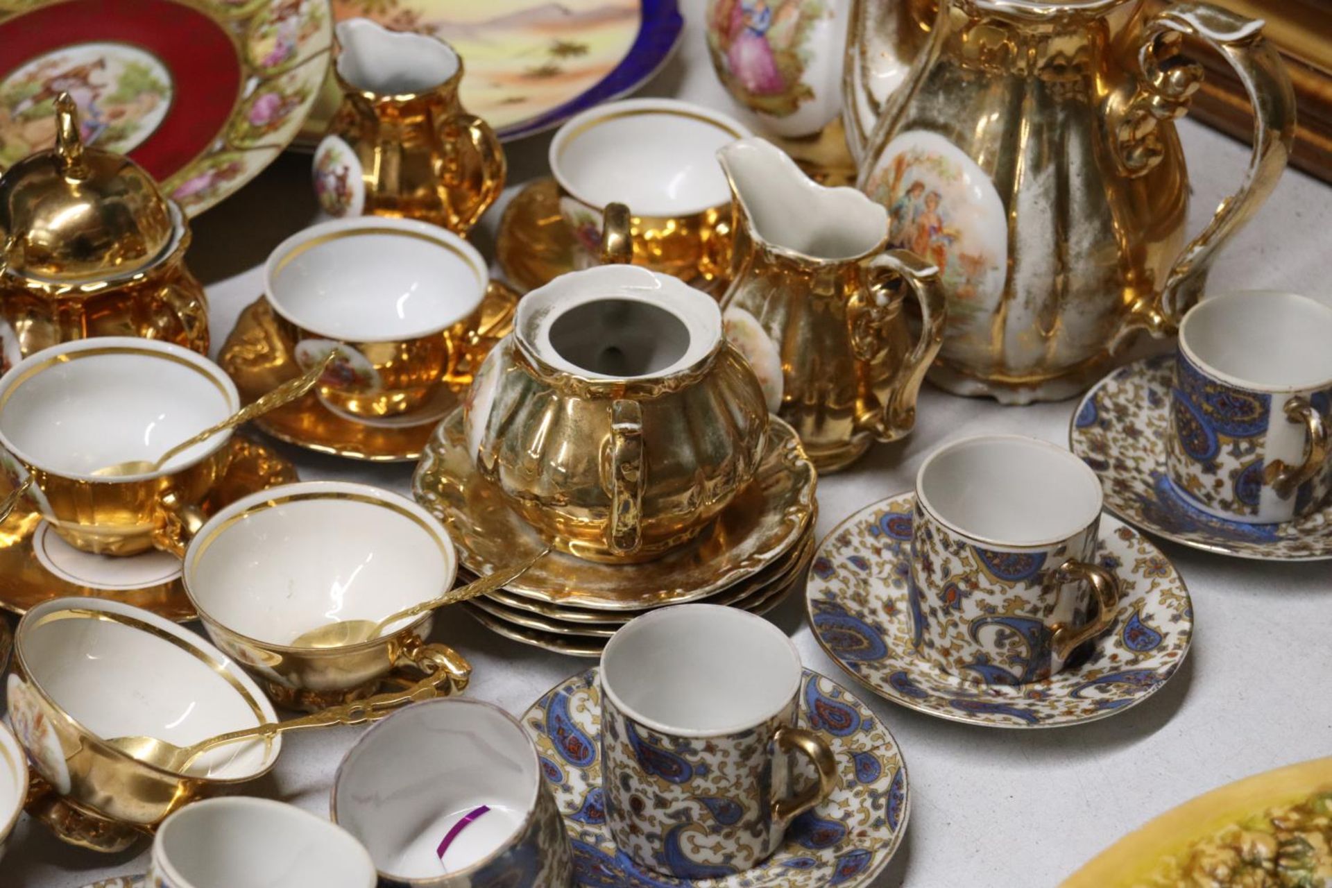 A QUANTITY OF VINTAGE TEAWARE TO INCLUDE GERMAN GILT WITH A CLASSICAL DESIGN, COFFEE POTS, SUGAR - Image 6 of 6
