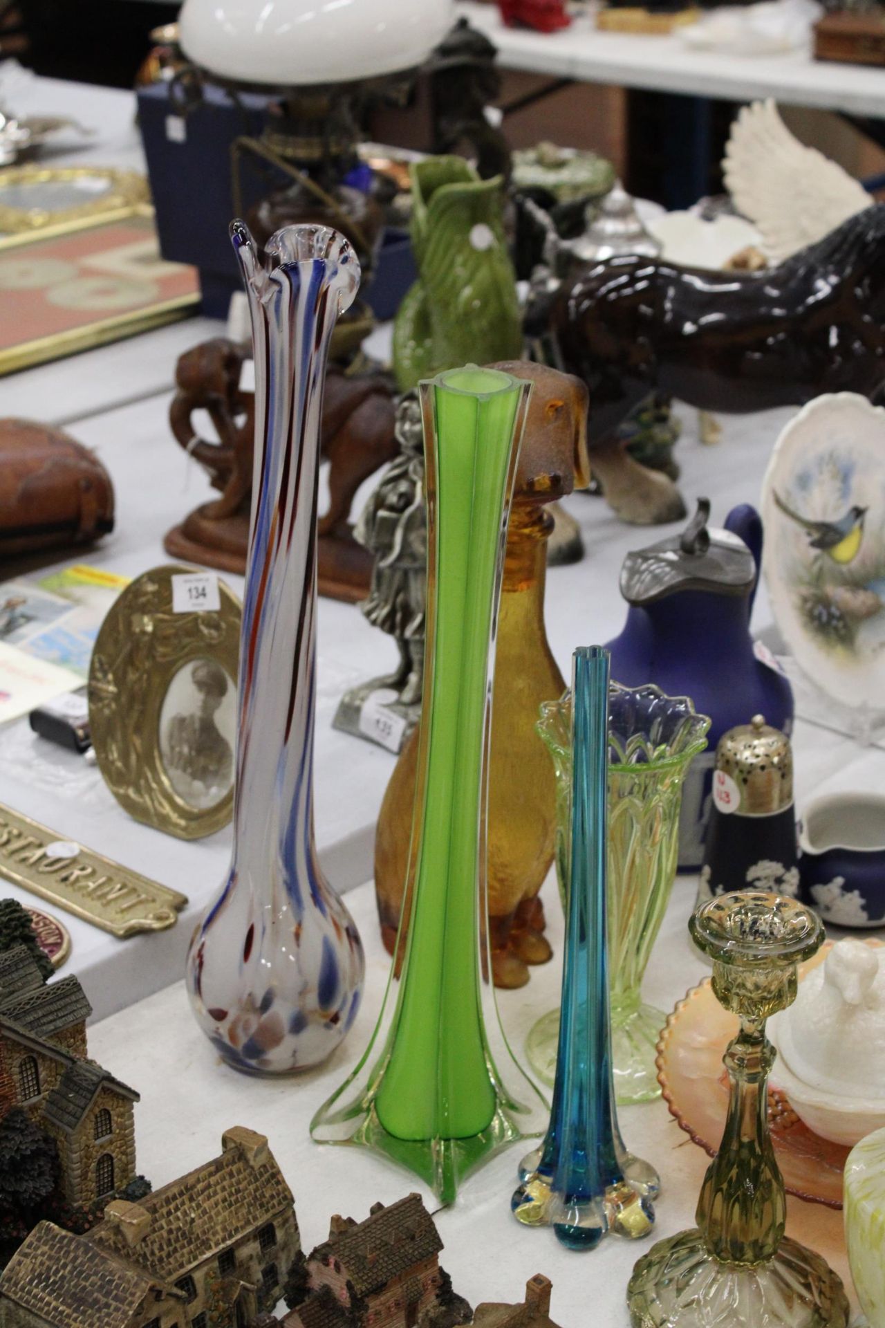 A LARGE QUANTITY OF COLOURED GLASSWARE TO INCLUDE A DECANTER IN THE SHAPE OF A DOG, MURANO STYLE - Image 3 of 6