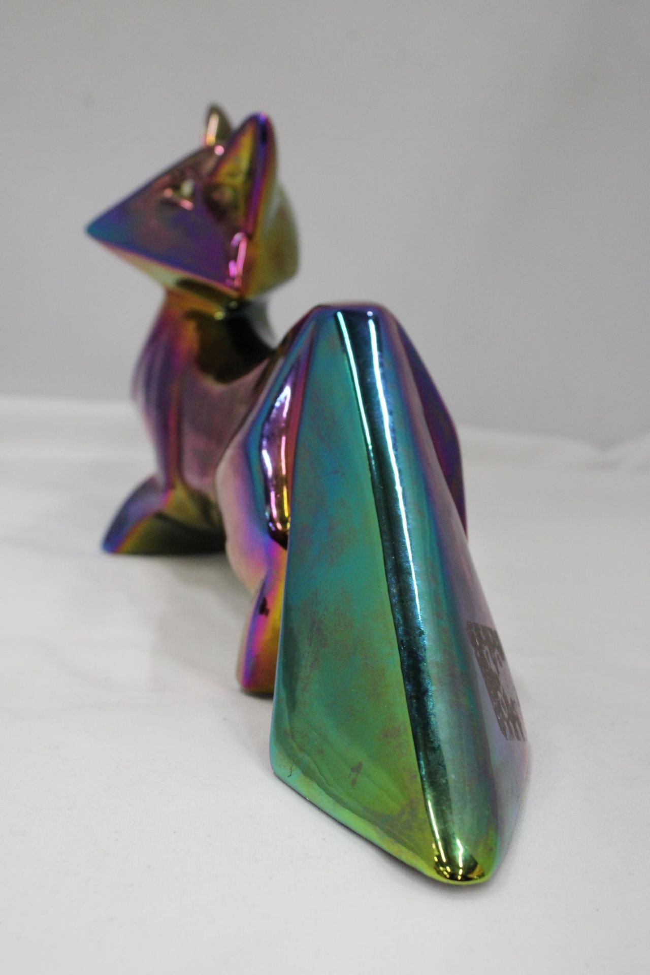 AN UNUSUAL GEODESIC IRIDESCENT FOX, HEIGHT 19CM, LENGTH 34CM - Image 4 of 5