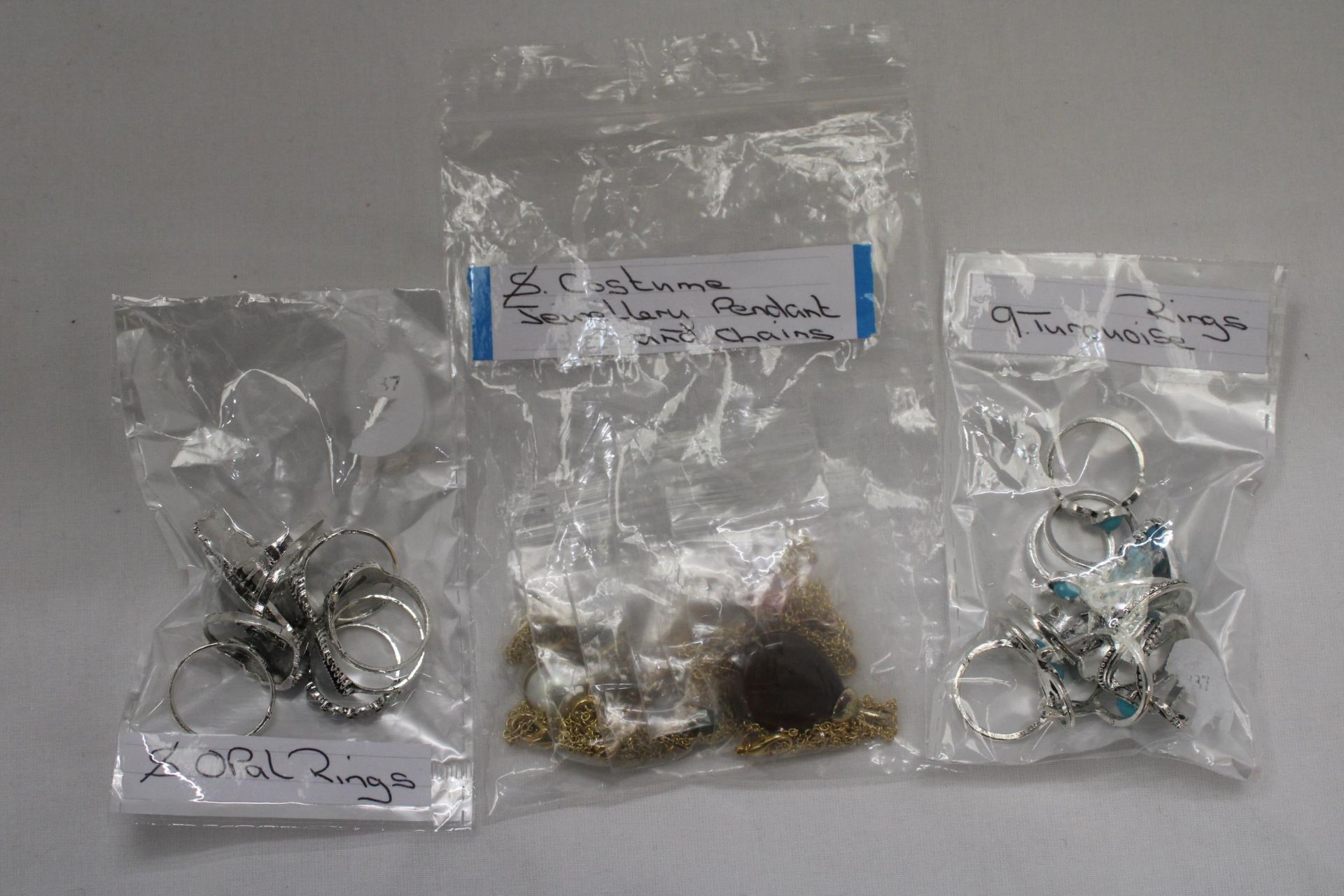 A QUANTITY OF COSTUME JEWELLERY TO INCLUDE OPAL AND TURQUOISE RINGS, PENDANTS AND CHAINS