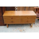 A RETRO TEAK EFFECT CHEST OF FOUR DRAWERS ON OPEN BASE 51" WIDE
