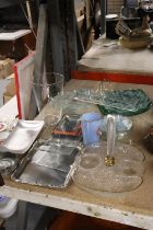 A QUANTITY OF GLASSWARE TO INCLUDE A VASE, PLATES, BOWLS, ETC