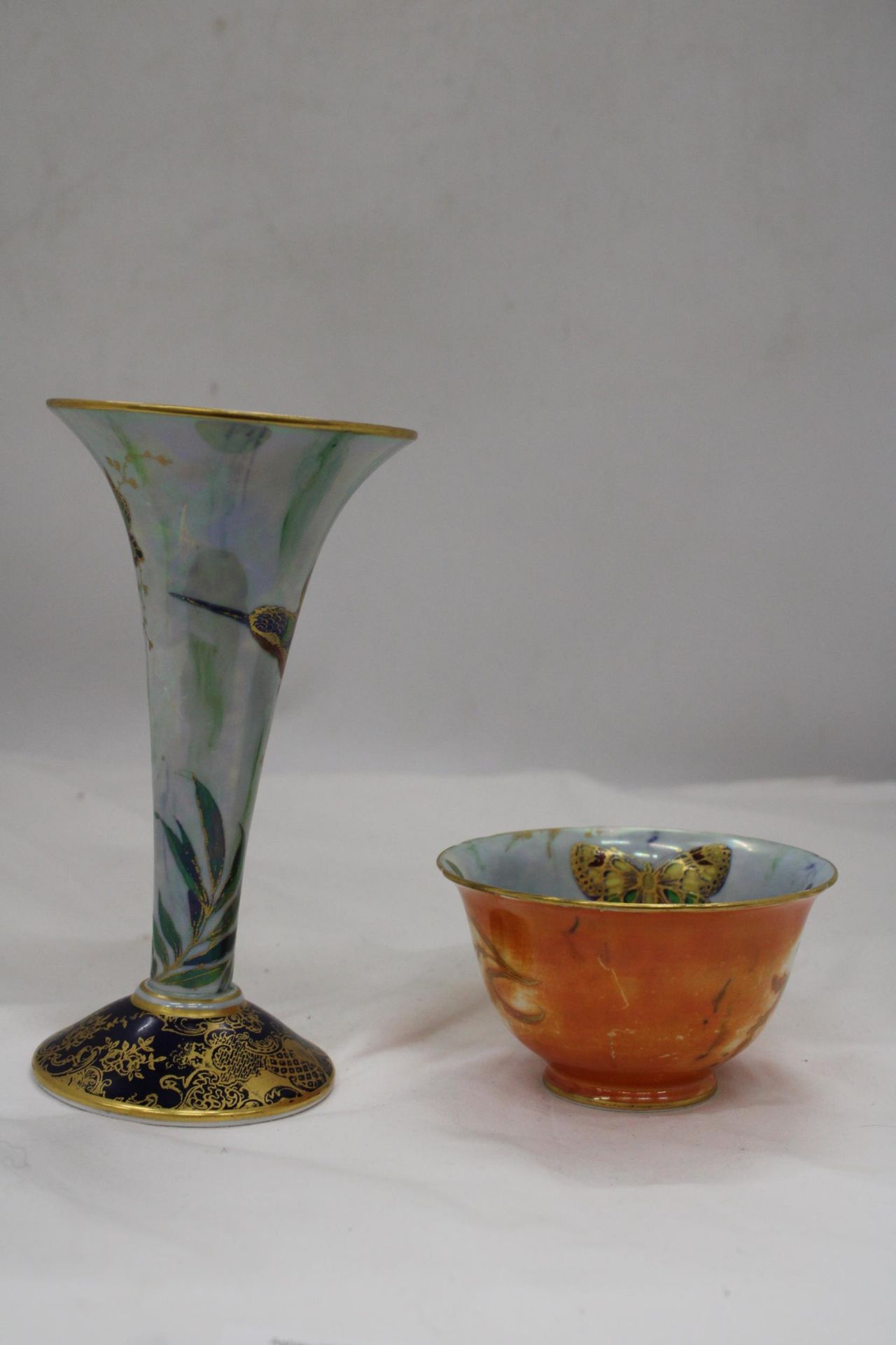 TWO PIECES OF VINTAGE AYNSLEY LUSTREWARE WITH BUTTERFLY DESIGN, TO INCLUDE A VASE, HEIGHT 18CM AND A - Bild 3 aus 6