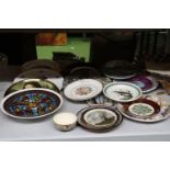 A QUANTITY OF COLLECTOR'S PLATES TO INCLUDE PORTMERION, CROWN STAFFORDSHIRE, ELIZABETHAN, ETC.,