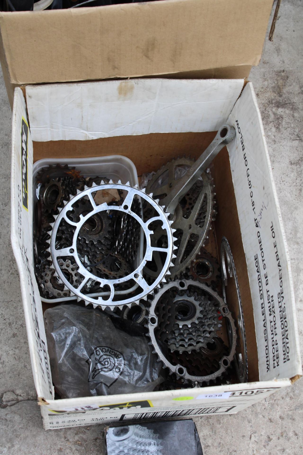 AN ASSORTMENT OF VARIOUS BIKE SPARES TO INCLUDE GEARS AND INNER TUBES ETC - Image 2 of 3