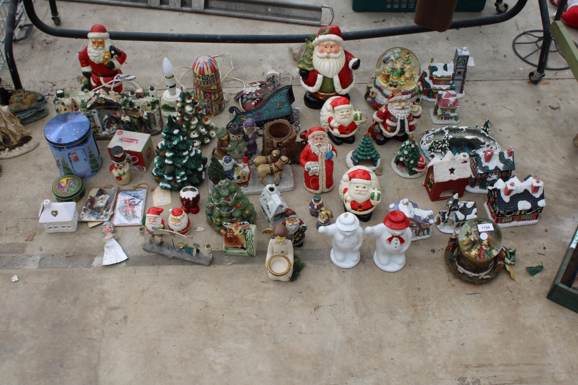 A LARGE ASSORTMENT OF CHRISTMAS DECORATIONS TO INCLUDE A SNOW GLOBE, SANTA FIGURES AND NATIVITY