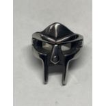 A WHITE METAL SKULL RING SIZE P/Q