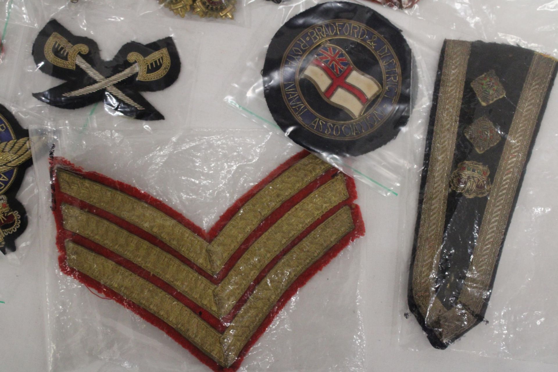 A QUANTITY OF MILITARY CLOTH BADGES AND PIPS - Bild 3 aus 5