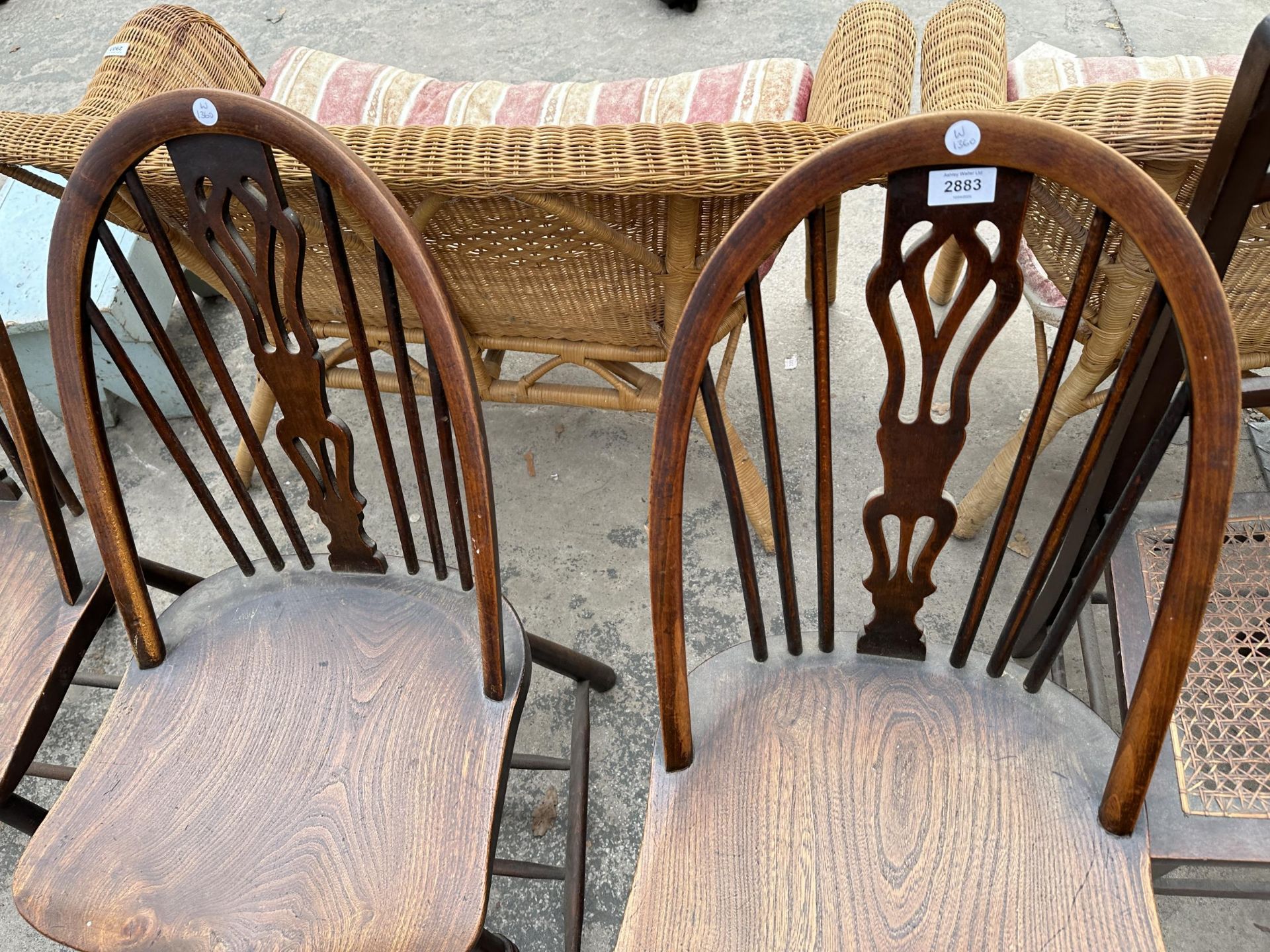 A SET OF FOUR ELM AND BEECH WINDSOR STYLE DINING CHAIRS WITH PIERCED SPLAT BACK - Bild 2 aus 6