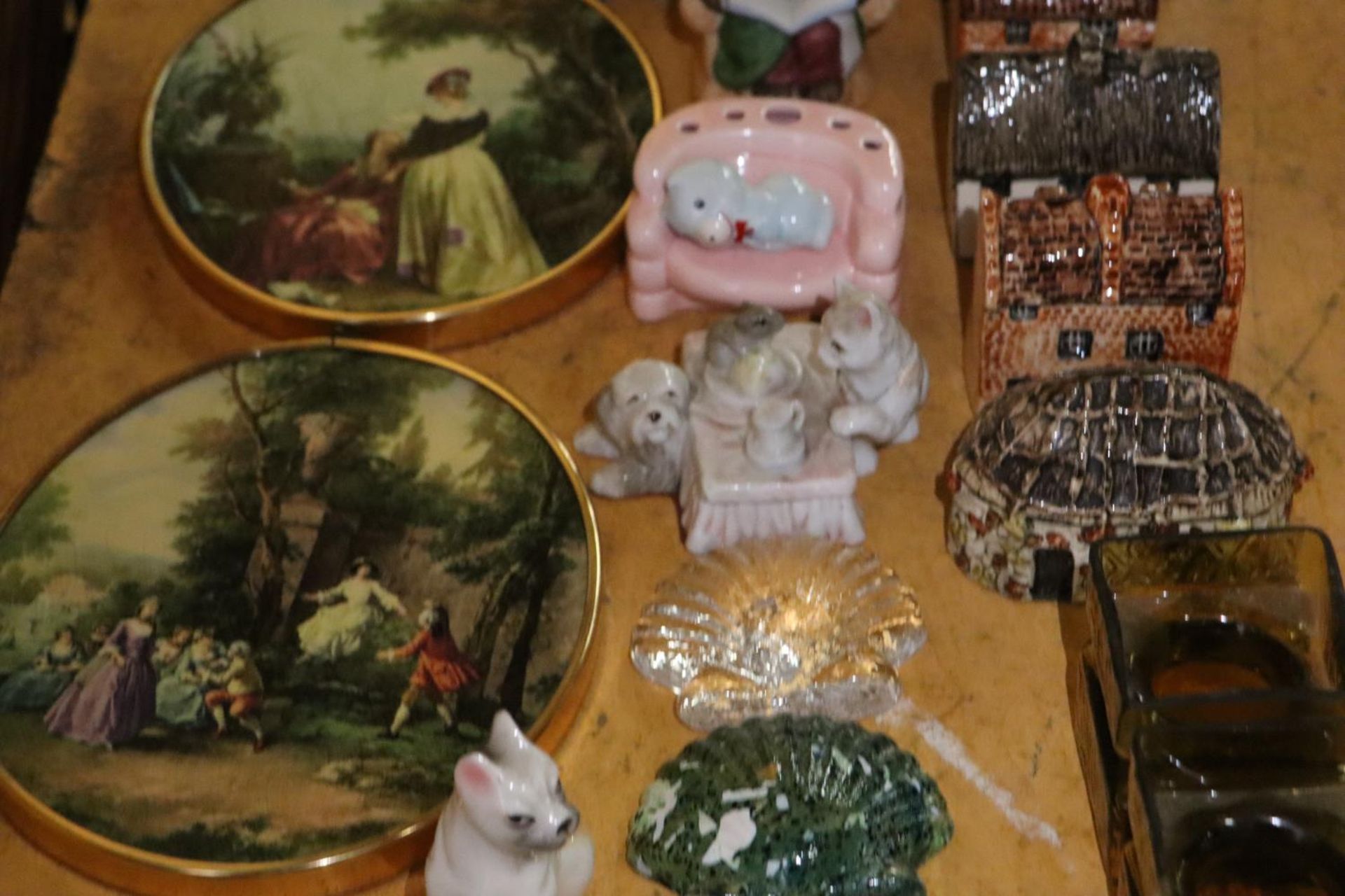 A MIXED LOT TO INCLUDE FIGURES, CERAMIC HOUSES, WALL PLAQUES, GLASS SHELLS, ETC., - Image 4 of 7