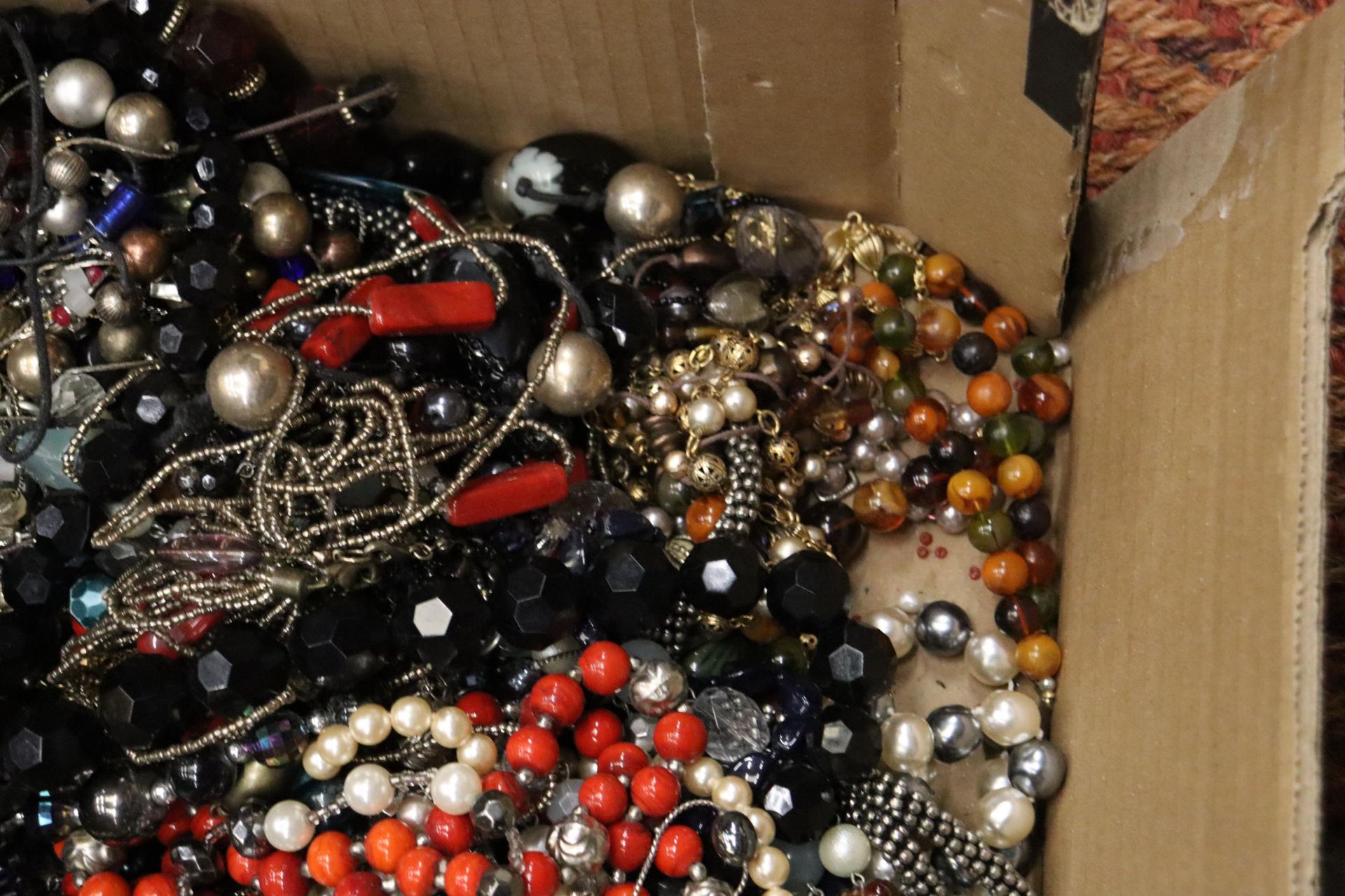 A LARGE QUANTITY OF COSTUME JEWELLERY, NECKLACES, BANGLES, ETC - Bild 5 aus 6