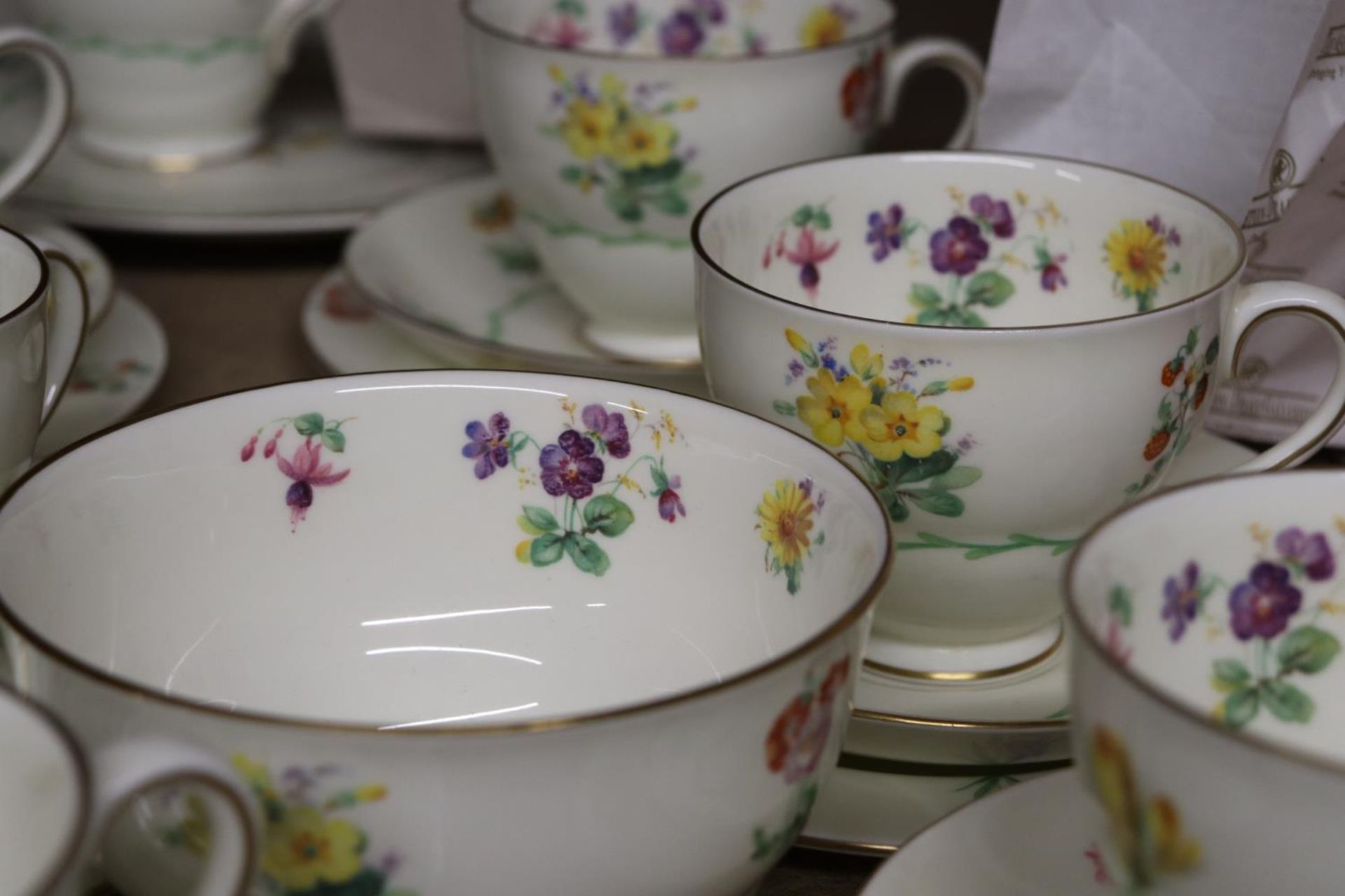 A VINTAGE ROYAL DOULTON TEASET, PALE YELLOW WITH SPRING FLOWERS, TO INCLUDE A CREAM JUG, SUGAR BOWL, - Image 5 of 6